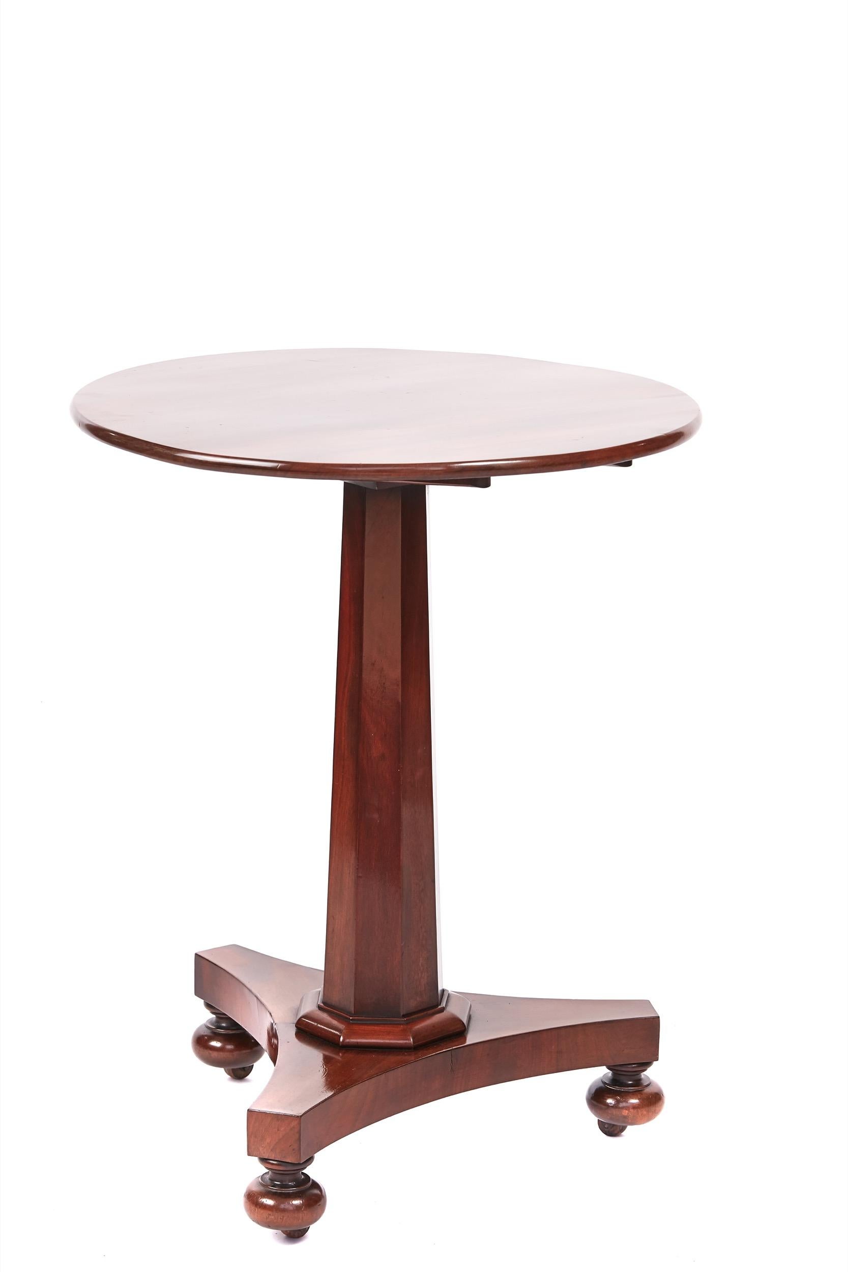 Quality William IV mahogany tilt-top pedestal lamp table. Having a lovely quality mahogany round tilt-top, supported by a octagonal pedestal column, standing on a shaped platform base with three turned mahogany feet, original castors
lovely color