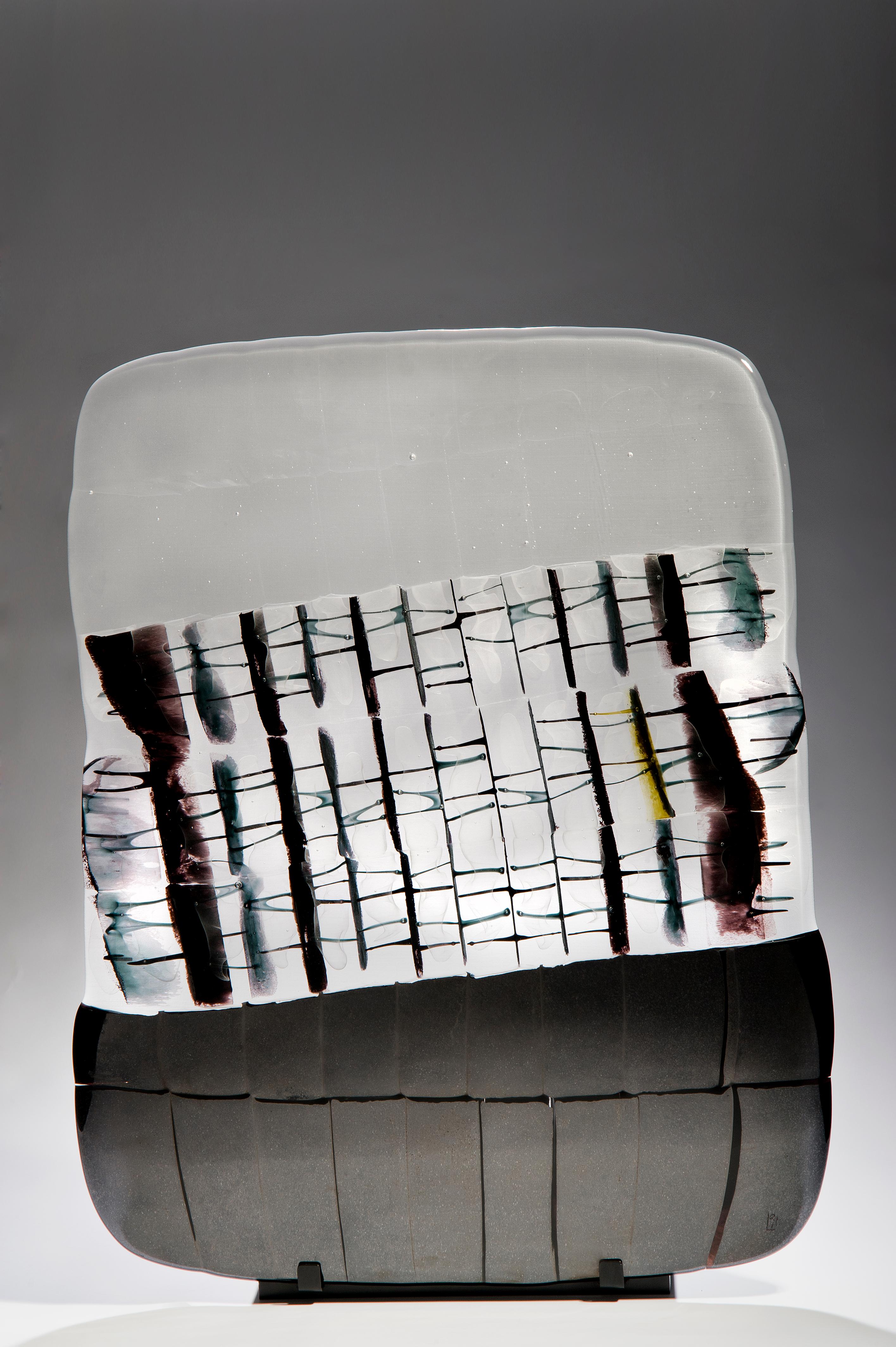 Quand La Reine Part, une sculpture en verre noir, jaune et blanc de Lise Gonthier 3