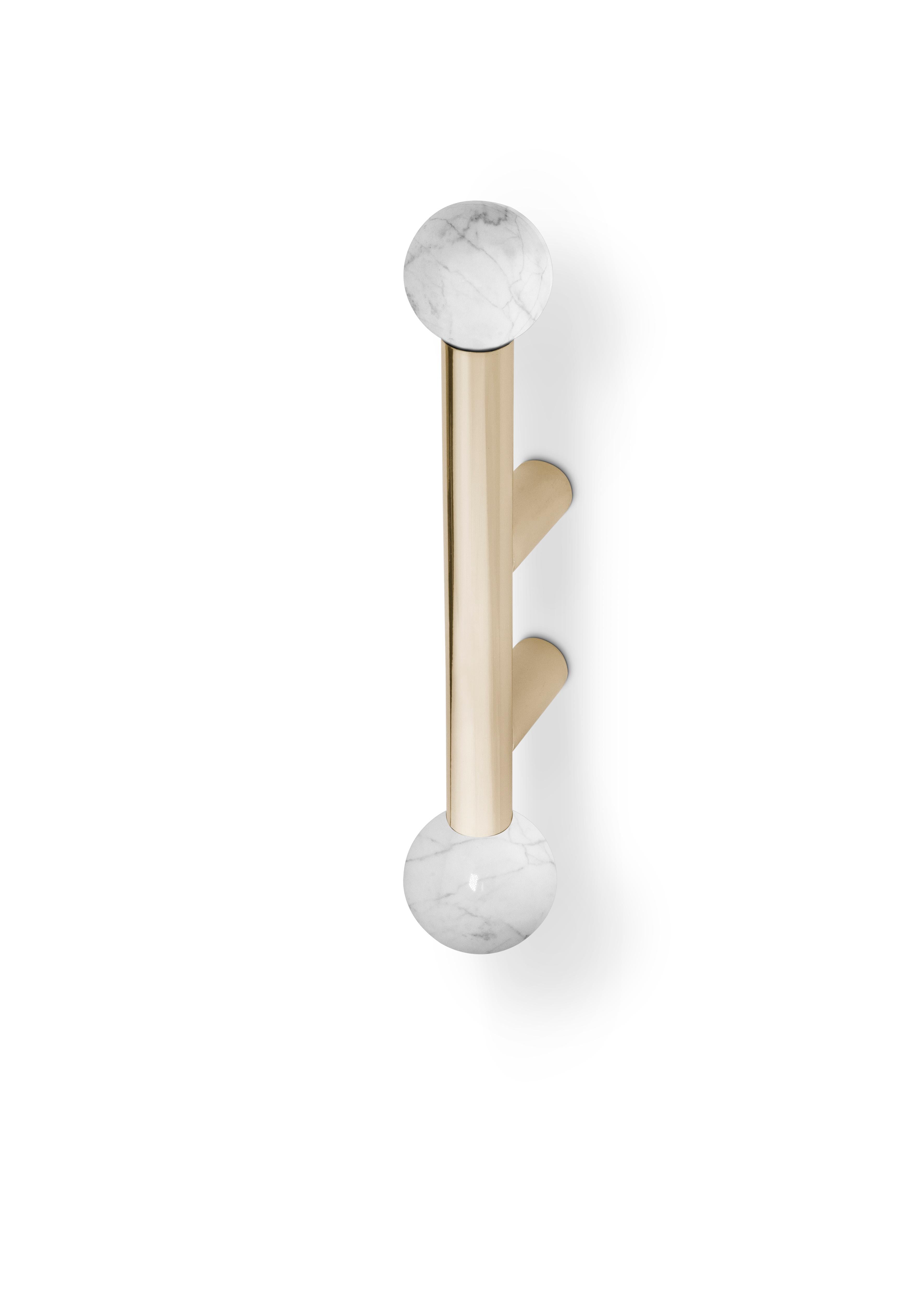 El tirador de armario Quantum ofrece un estilo de mediados de siglo en su máxima expresión, por lo que se inspira claramente en el diseño de la era atómica. Presenta un tubo vertical chapado en oro con un motivo atómico redondo en ambos extremos,