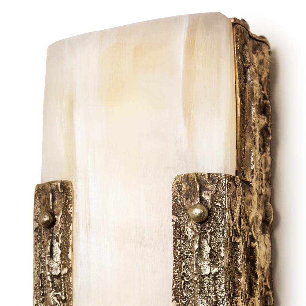 Wall lamp Quantum in solid forged
bronze and in solid selenite lampshade.
Exceptional piece, each piece is unique.