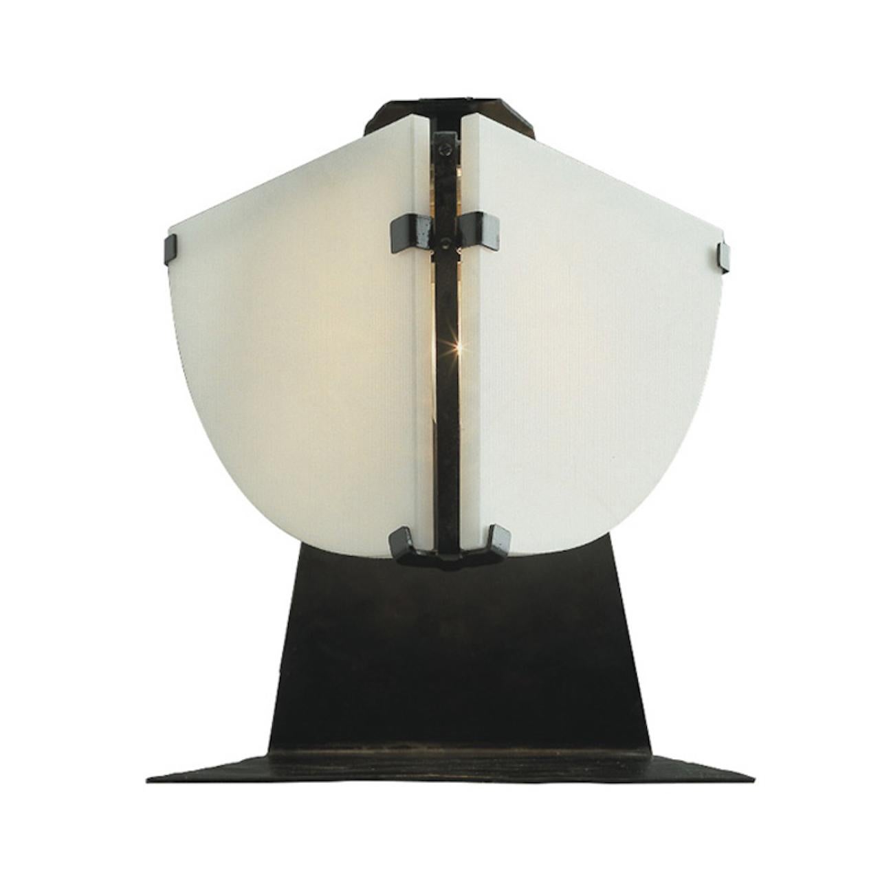 Français Lampe de table Quart de Rond modèle RQF 132 de Pierre Chareau pour MCDE en vente