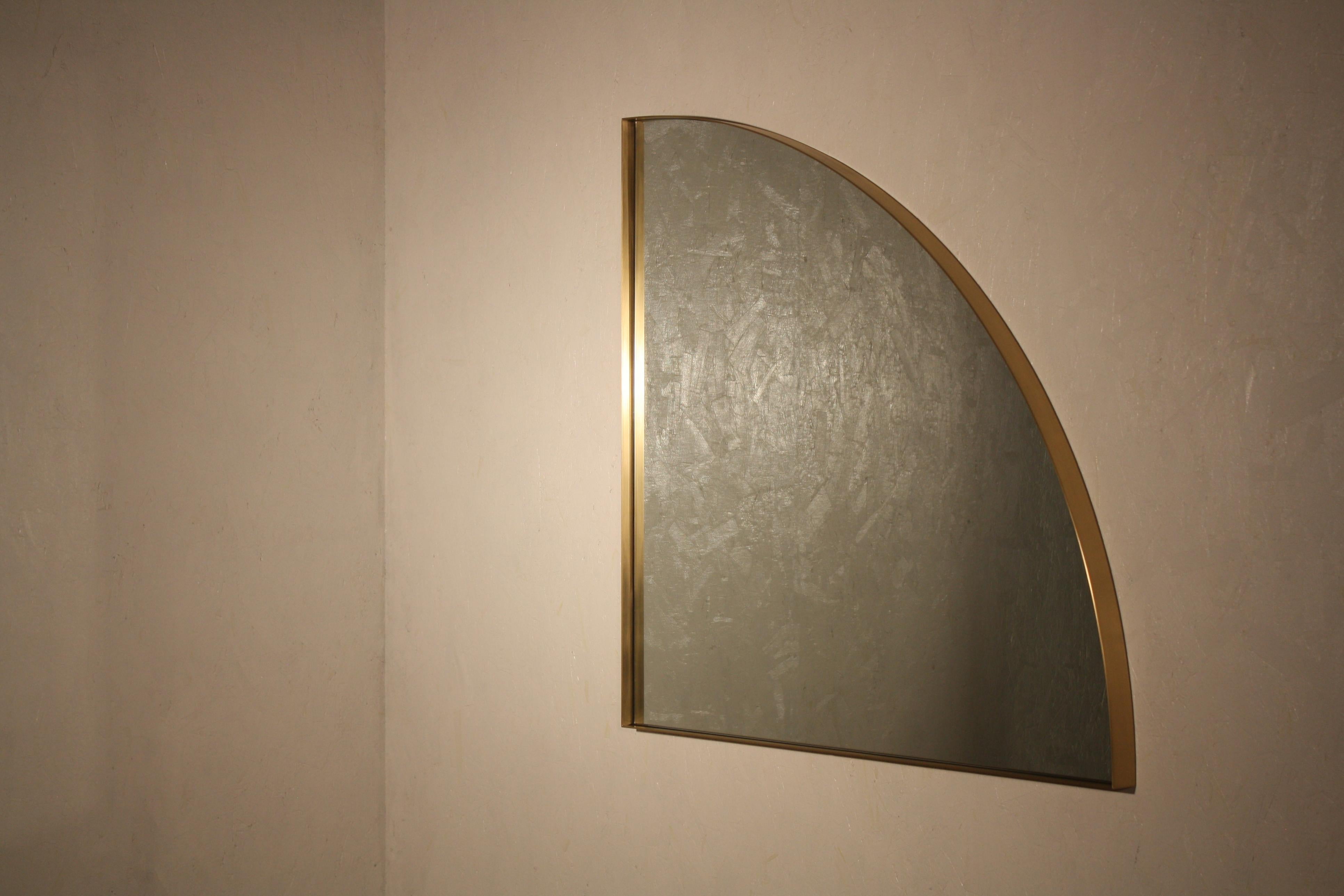 Quarter A Handgefertigter Spiegel aus geschwärztem Stahl und Klarsichtfolie von Laylo Studio (Geschwärzt) im Angebot