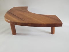 Table basse T22C Eye (Boomerang) de Pierre Chapo en bois de chêne massif