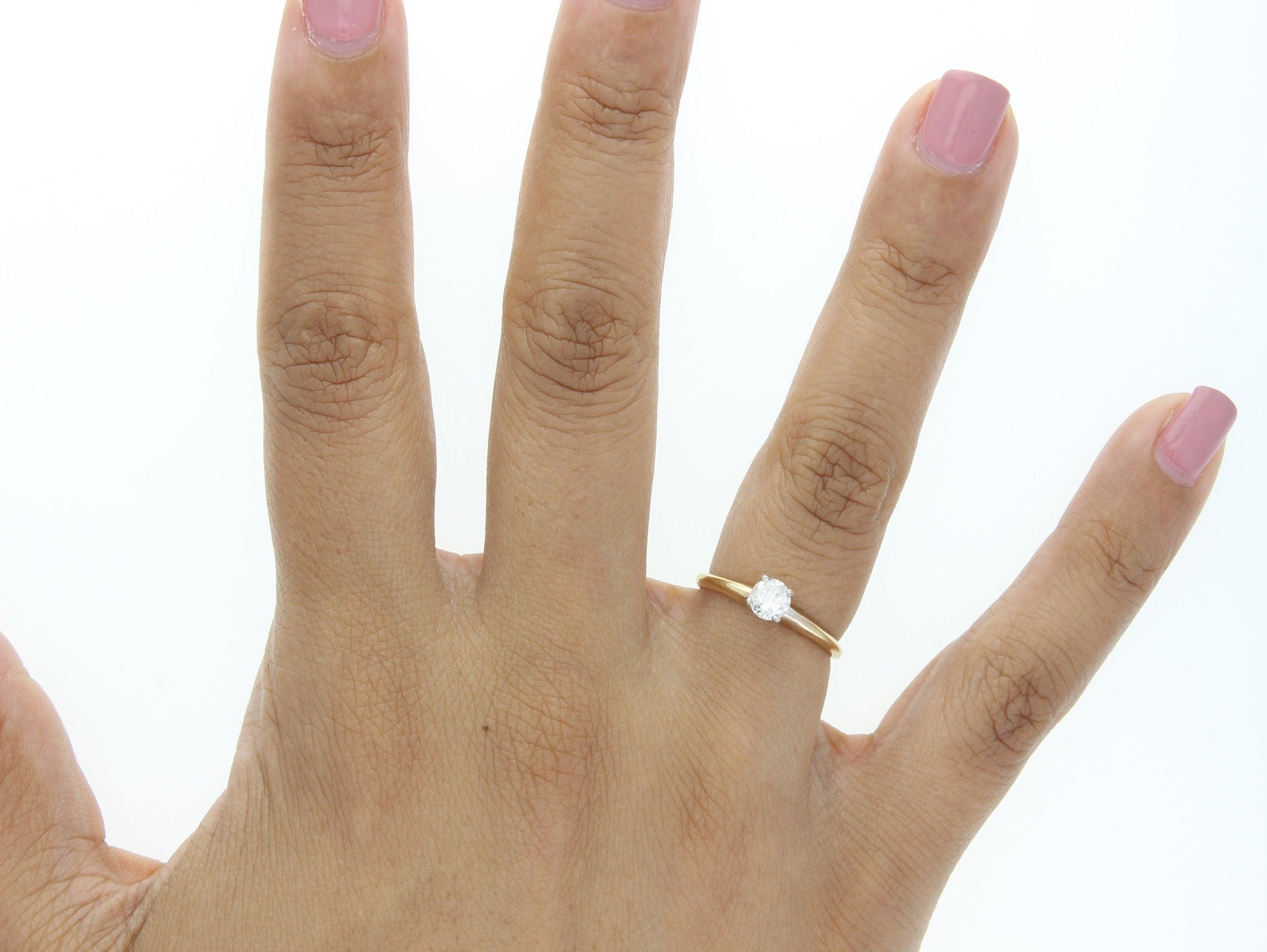 ♥ Sommaire du produit ♥

Pierre principale : Diamant
Approx. Poids en carats du diamant : .25cttw
Clarté du diamant : SI2
Couleur du diamant : G
Taille du diamant : Rond
Matériau du bracelet : Or jaune 14k
Taille : 6

Les diamants et les pierres