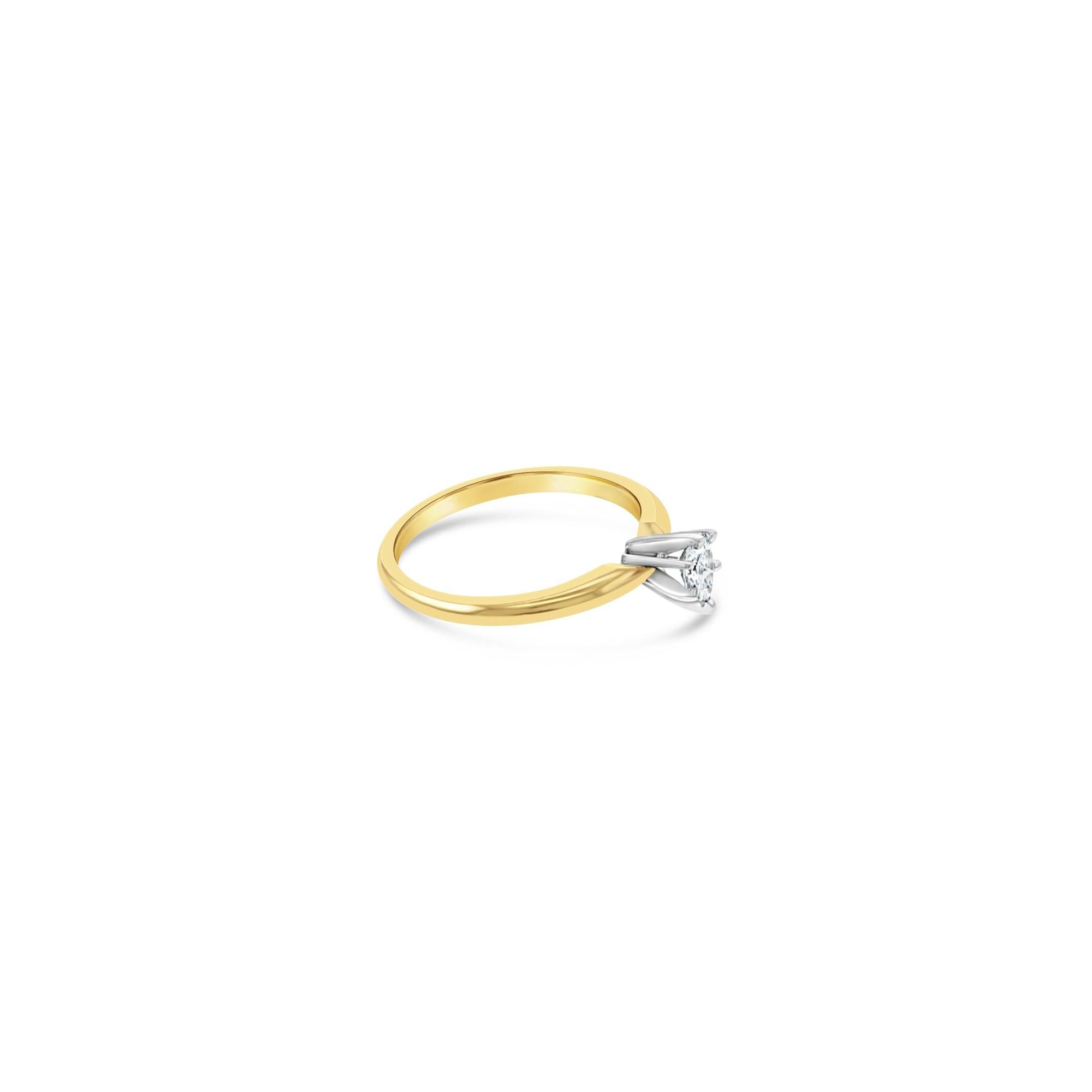 Taglio a goccia Quarter Carat Pear Solitaire Diamond Engagement Ring in vendita