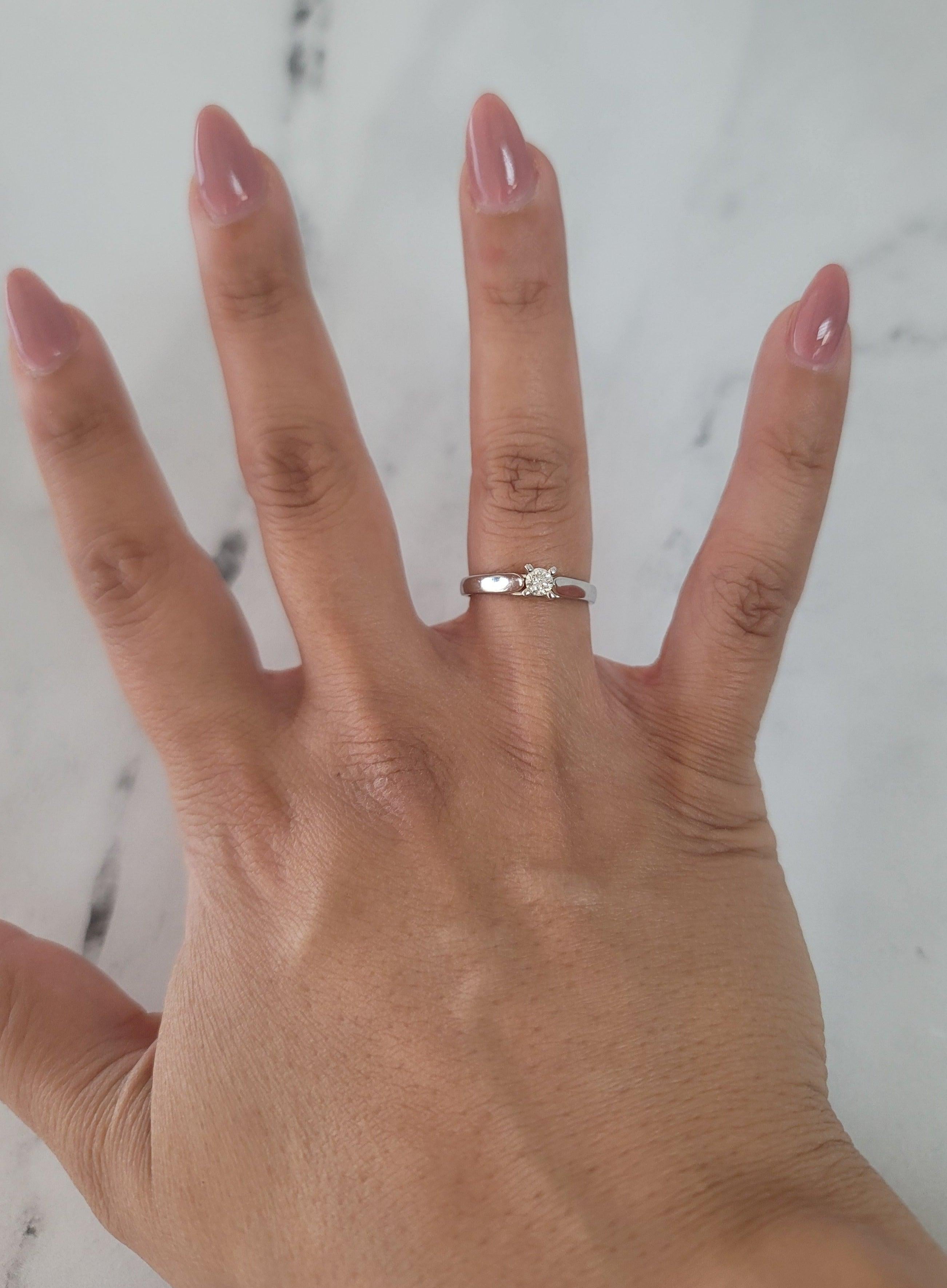♥ Sommaire du produit ♥

Pierre principale : Diamant
Approx. Poids en carats du diamant : .25cttw
Taille du diamant : Rond
Nombre de pierres : 1
Matériau du bracelet : Or blanc 14k
Taille : 7

Les diamants et les pierres précieuses sont