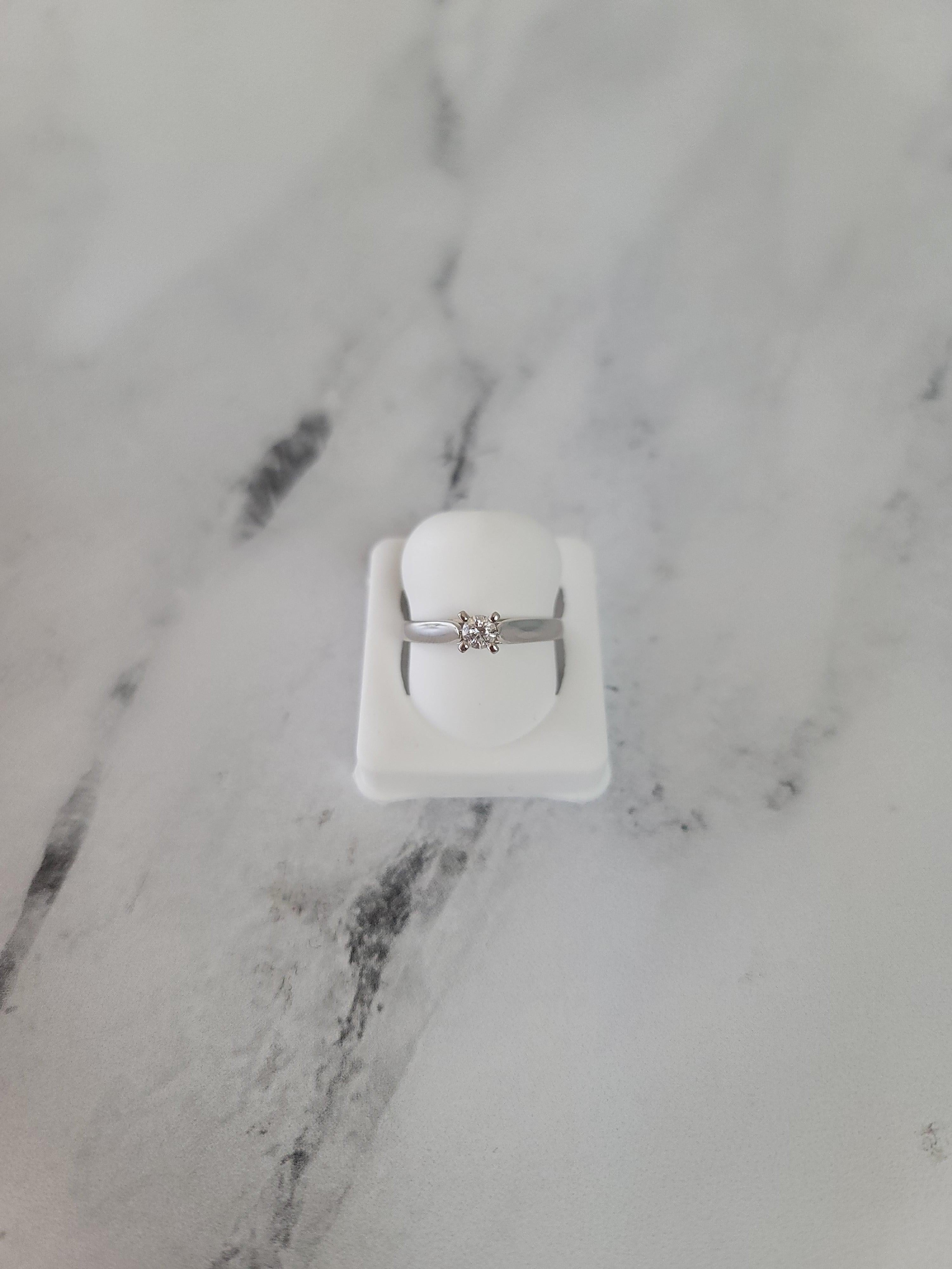 Taille ronde Bague de fiançailles en or blanc 14k avec diamant solitaire d'un quart de carat en vente