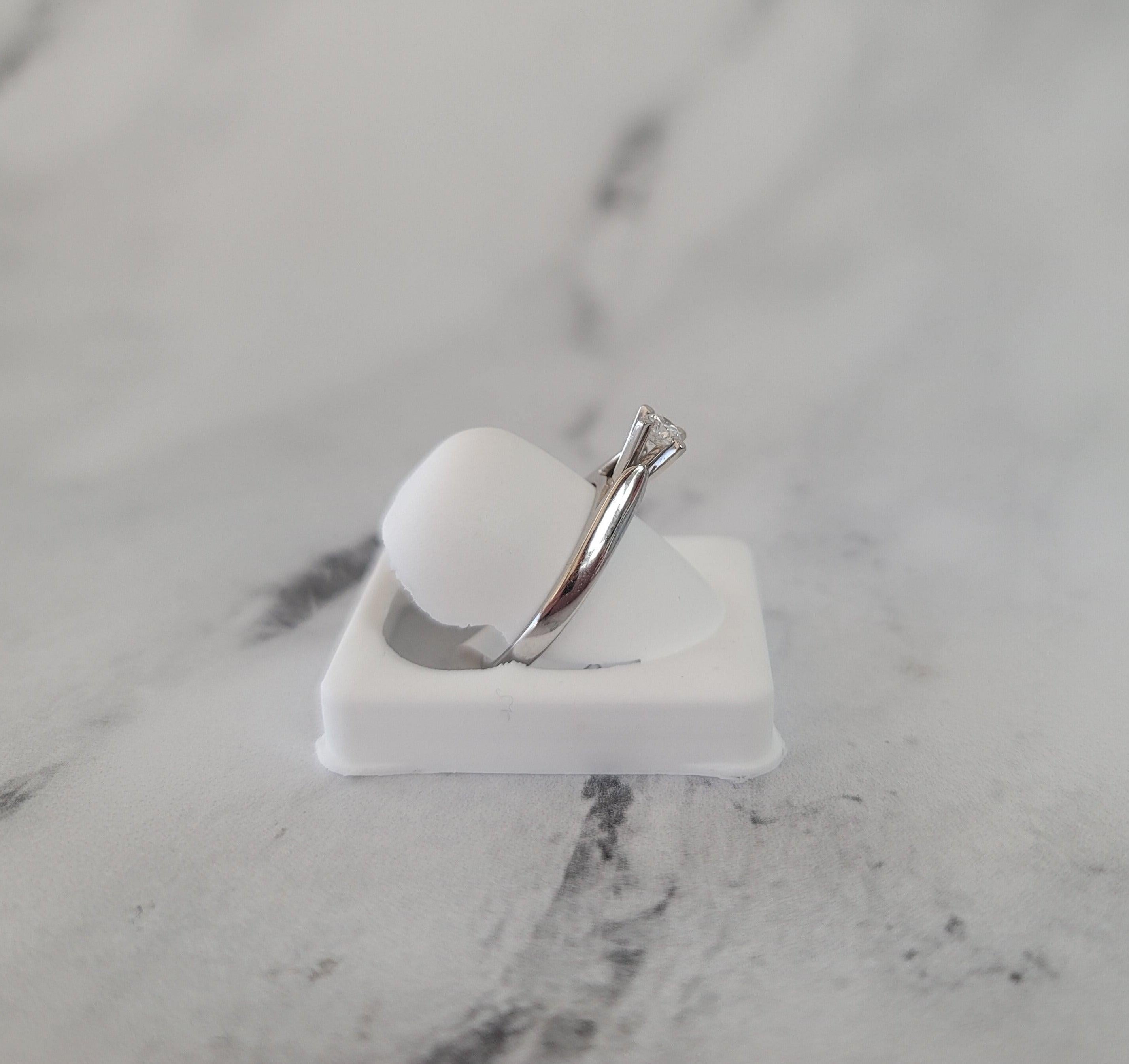 Bague de fiançailles en or blanc 14k avec diamant solitaire d'un quart de carat Neuf - En vente à Sugar Land, TX