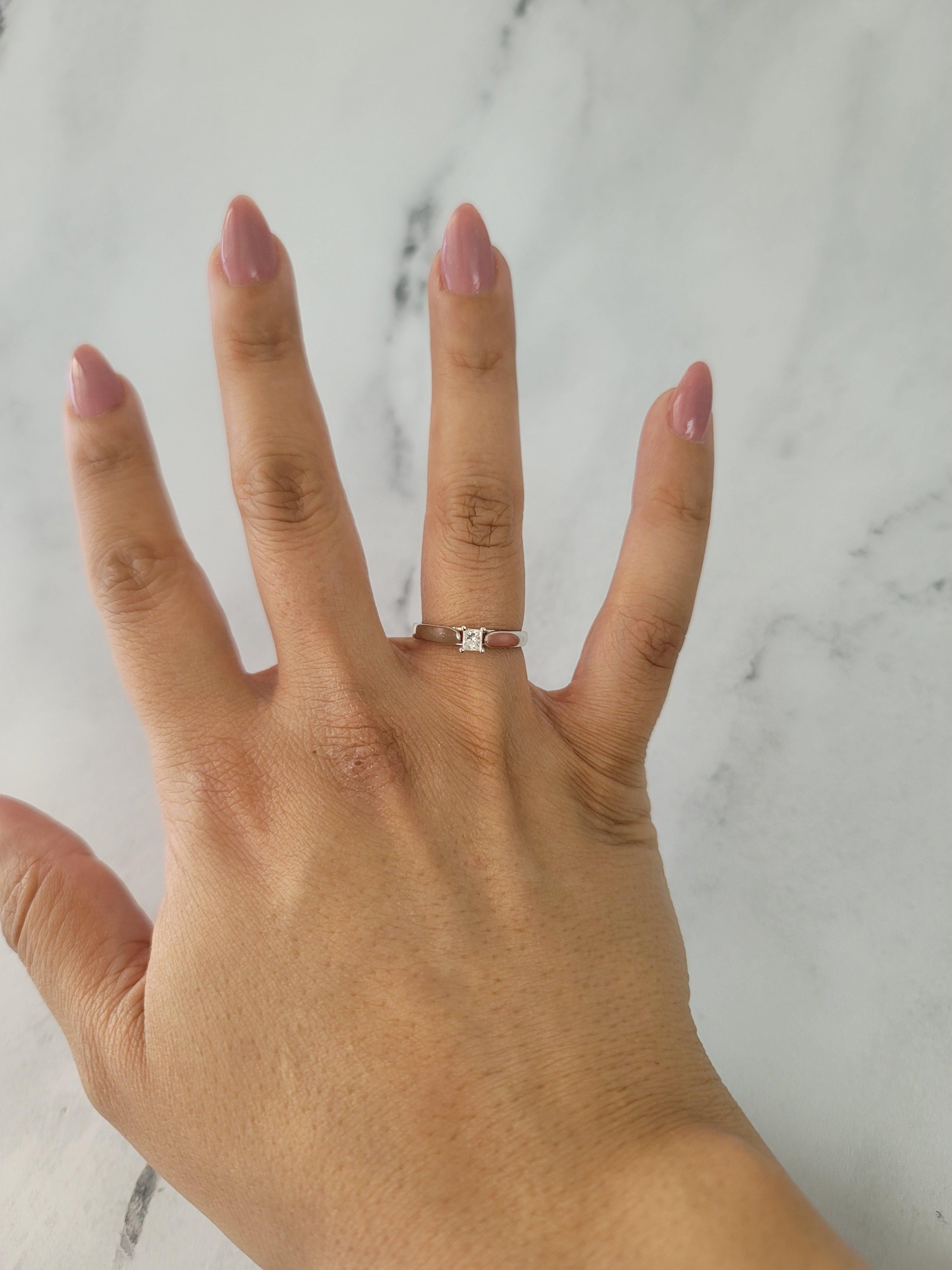 ♥ Sommaire du produit ♥

Pierre principale : Diamant
Approx. Poids en carats du diamant : .25cttw
Couleur du diamant : G
Clarté du diamant : VS2
Taille du diamant : Rond
Matériau du bracelet : Or blanc 14k
Poids : 2 grammes
Taille : 7 

Les diamants