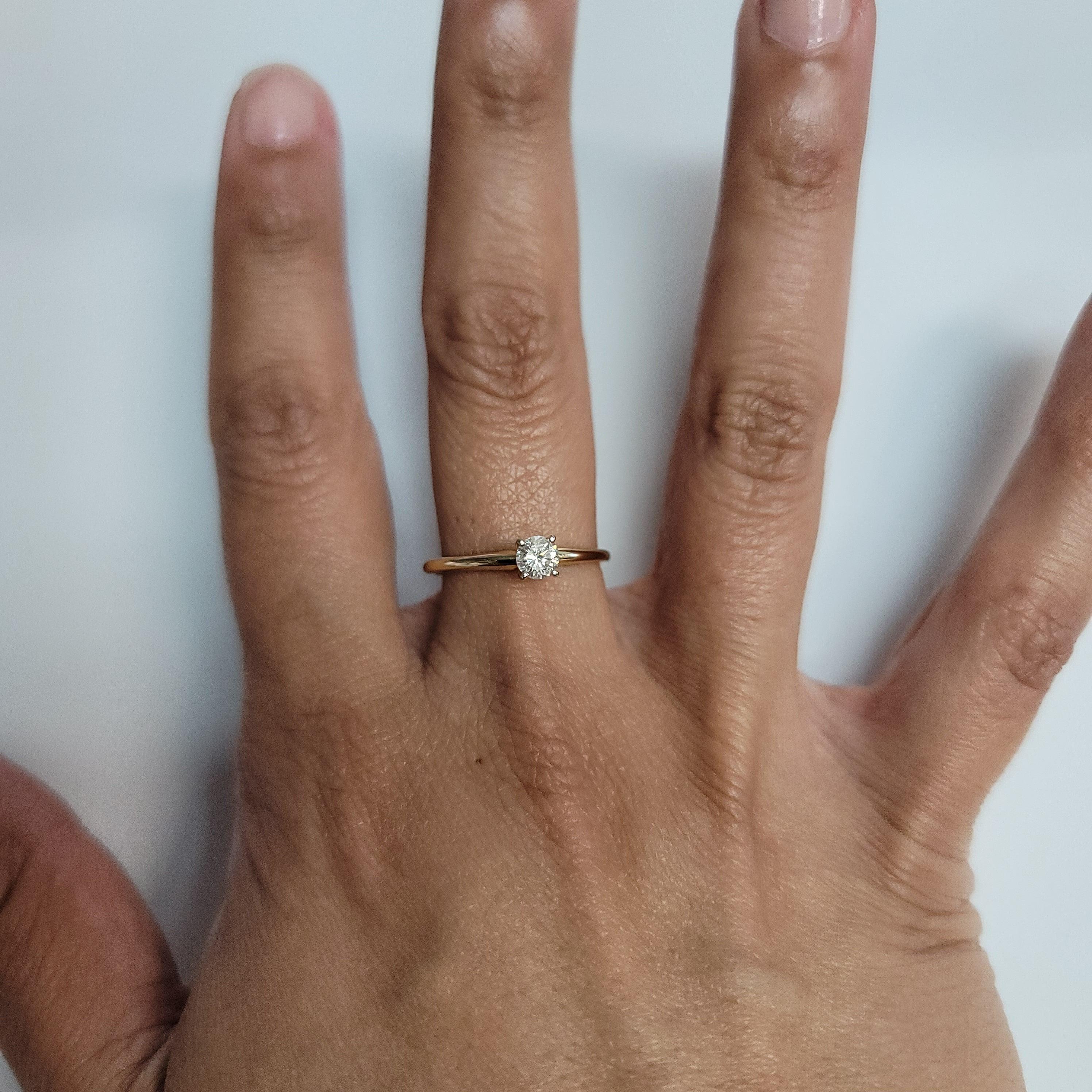 ♥ Sommaire du produit ♥

Pierre principale : Diamant
Approx. Poids en carats du diamant : .25cttw
Clarté du diamant : I1
Couleur du diamant : H
Taille du diamant : Rond 
Matériau des griffes : Or blanc 14k
Matériau du bracelet : Or jaune 14k
Réglage