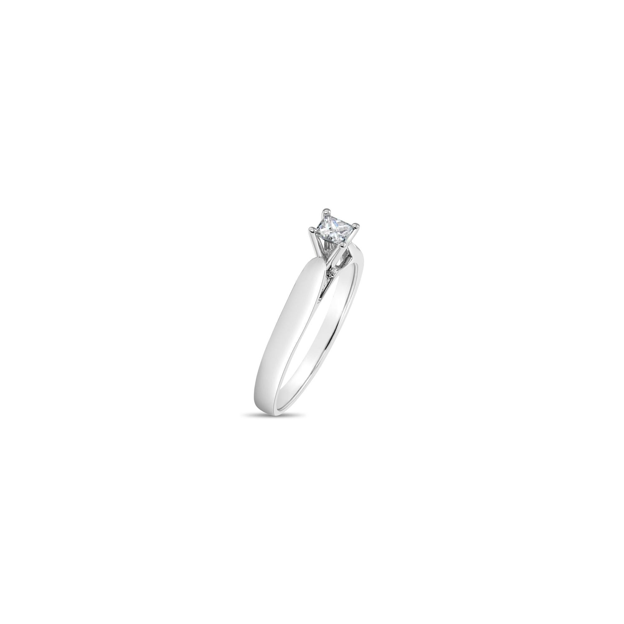 Taille ronde Bague de fiançailles à diamant solitaire d'un quart de carat en vente