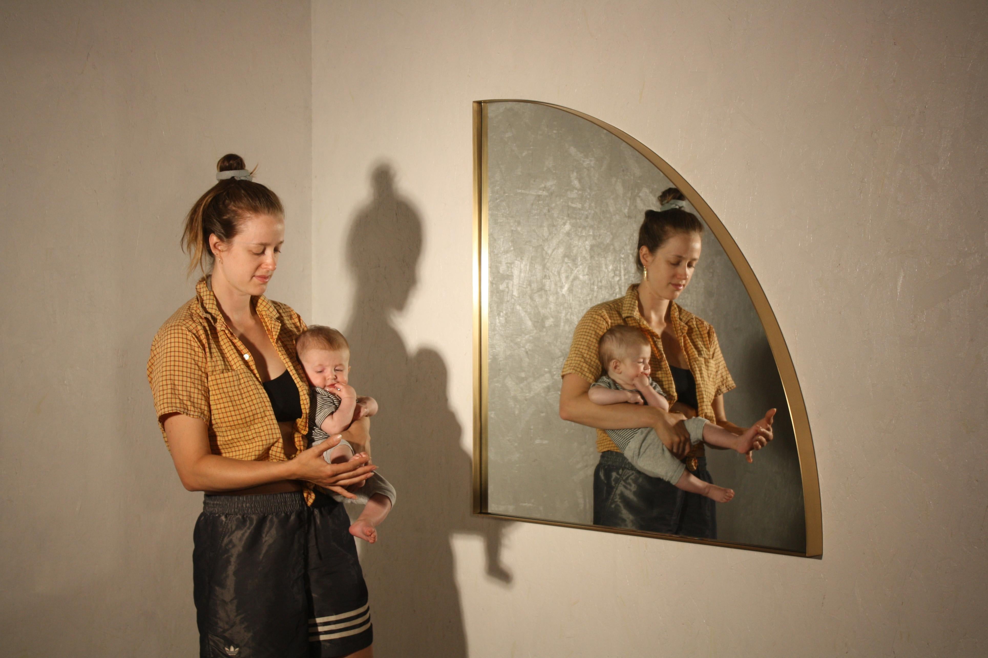 Viertel Handgefertigter Spiegel aus satiniertem Messing und Glas von Laylo Studio (21. Jahrhundert und zeitgenössisch) im Angebot
