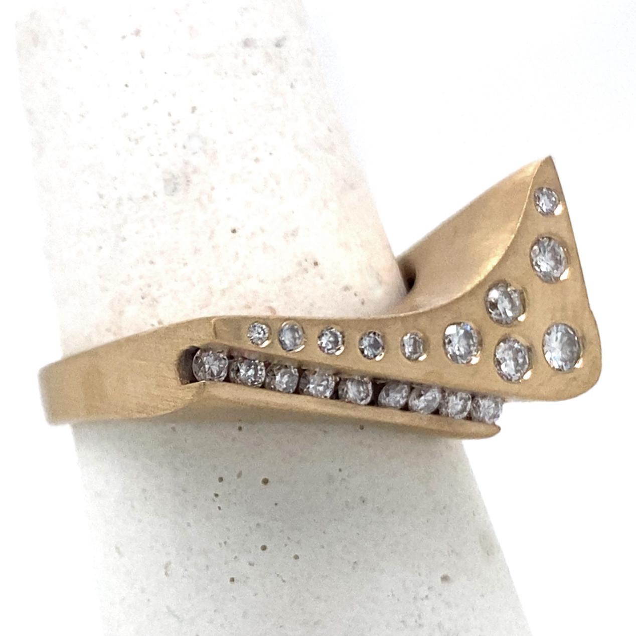 „Quarter Pipe“-Ring aus 18 Karat Gelbgold mit 0,38 Karat Diamanten im Angebot 4