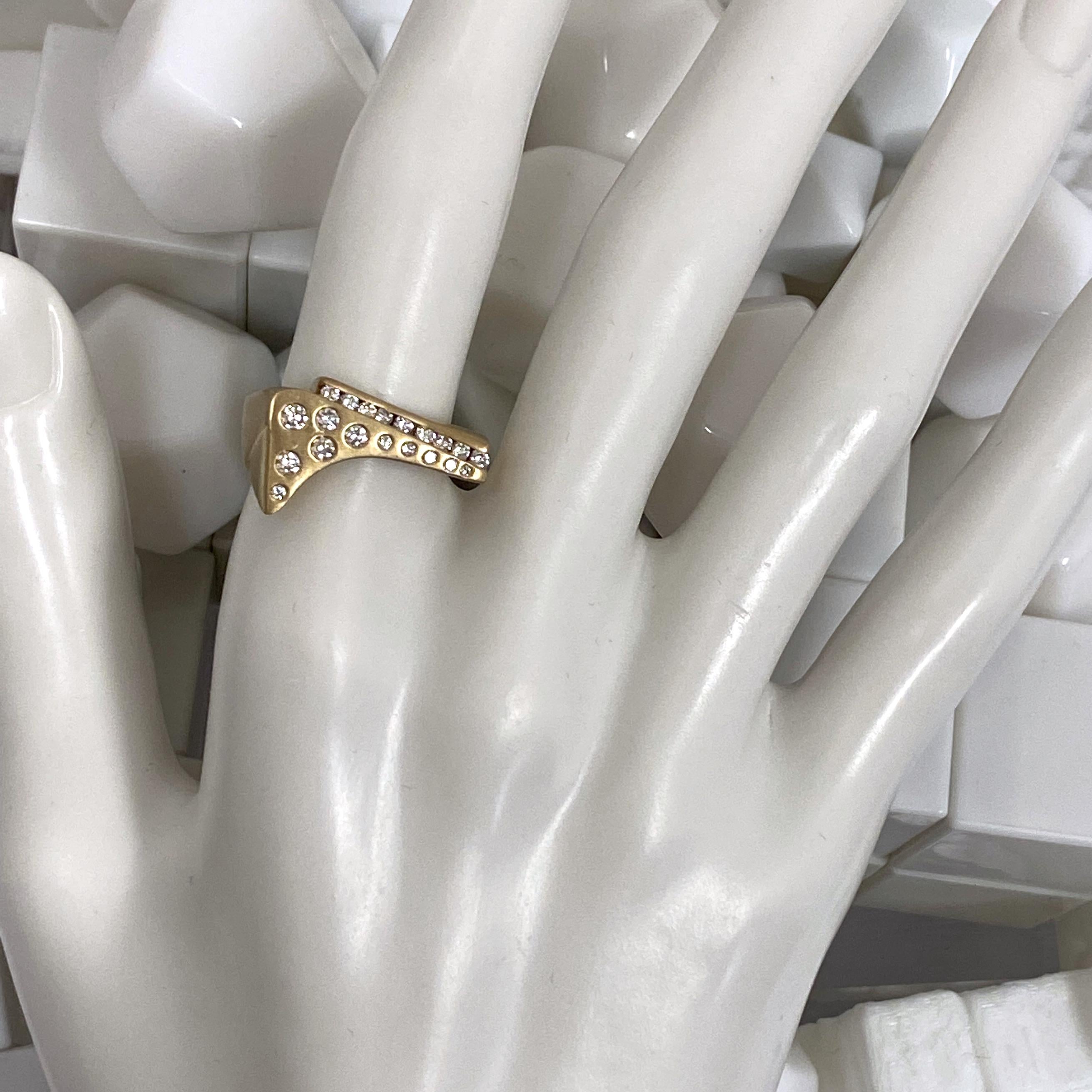 „Quarter Pipe“-Ring aus 18 Karat Gelbgold mit 0,38 Karat Diamanten im Angebot 8