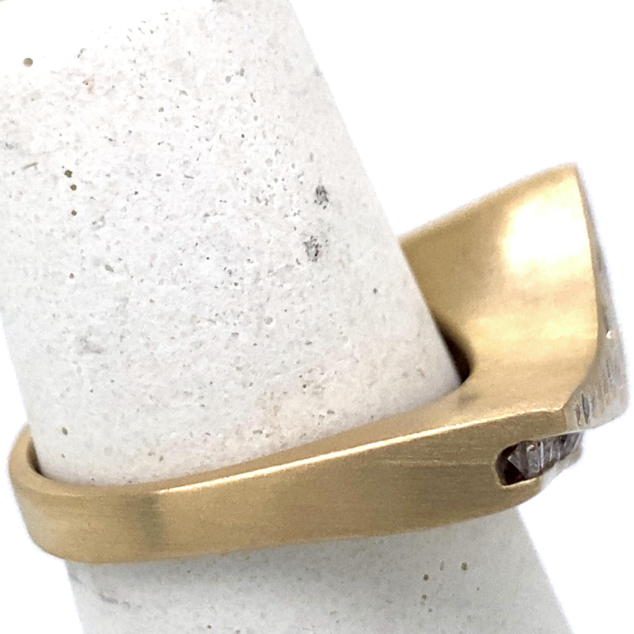 „Quarter Pipe“-Ring aus 18 Karat Gelbgold mit 0,38 Karat Diamanten im Angebot 10