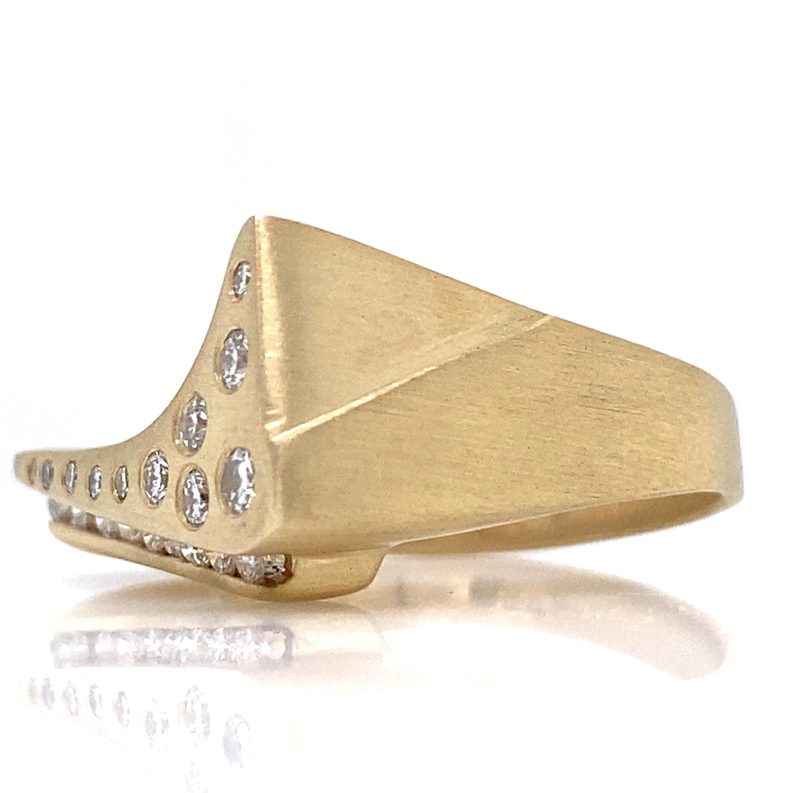 „Quarter Pipe“-Ring aus 18 Karat Gelbgold mit 0,38 Karat Diamanten im Angebot 11
