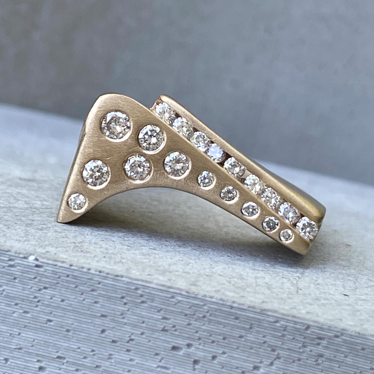 „Quarter Pipe“-Ring aus 18 Karat Gelbgold mit 0,38 Karat Diamanten (Brillantschliff) im Angebot
