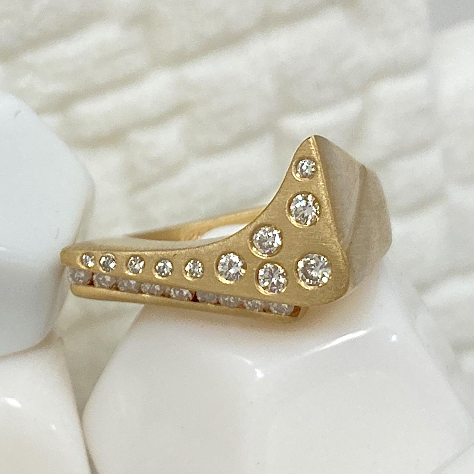 „Quarter Pipe“-Ring aus 18 Karat Gelbgold mit 0,38 Karat Diamanten im Zustand „Neu“ im Angebot in Sherman Oaks, CA