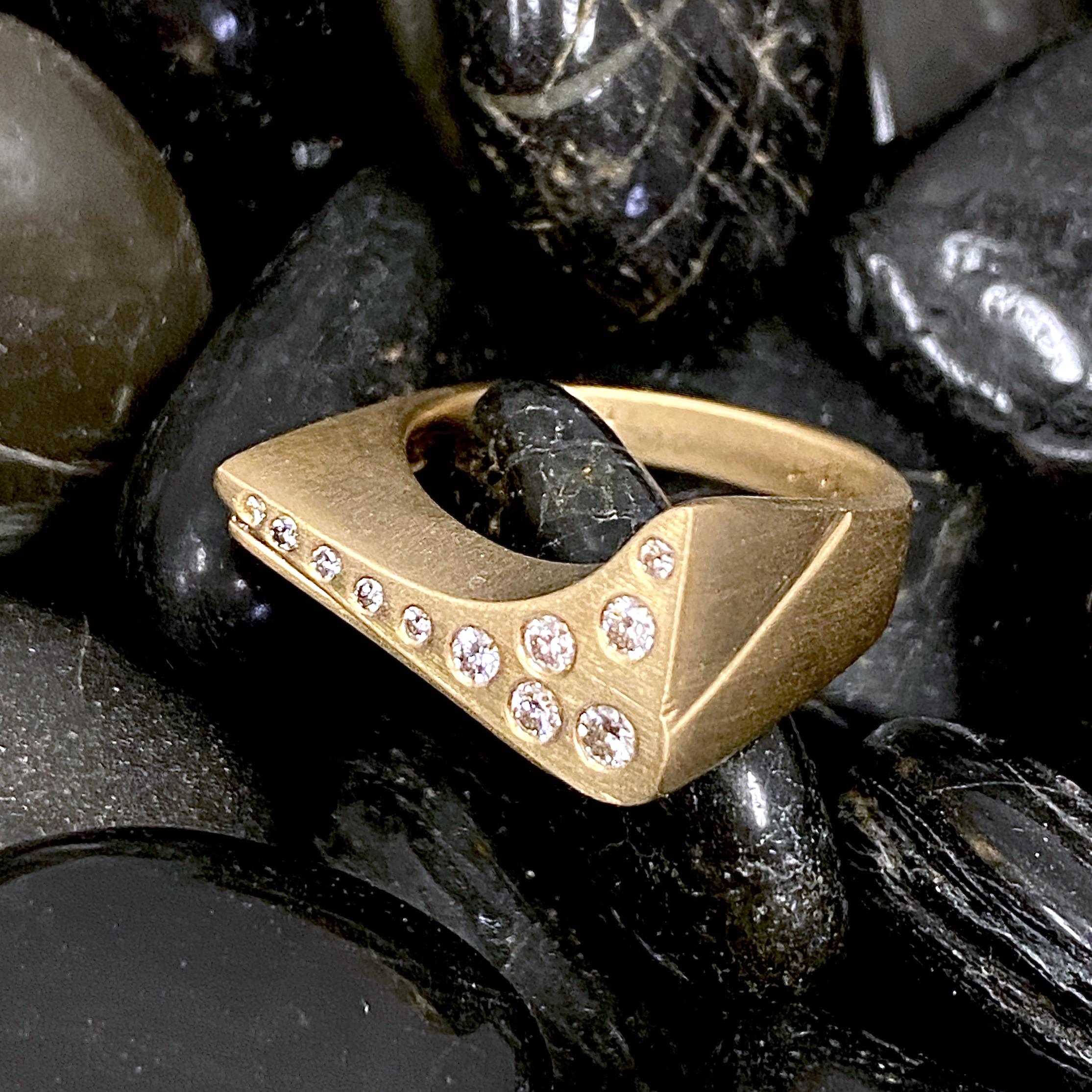 „Quarter Pipe“-Ring aus 18 Karat Gelbgold mit 0,38 Karat Diamanten für Damen oder Herren im Angebot
