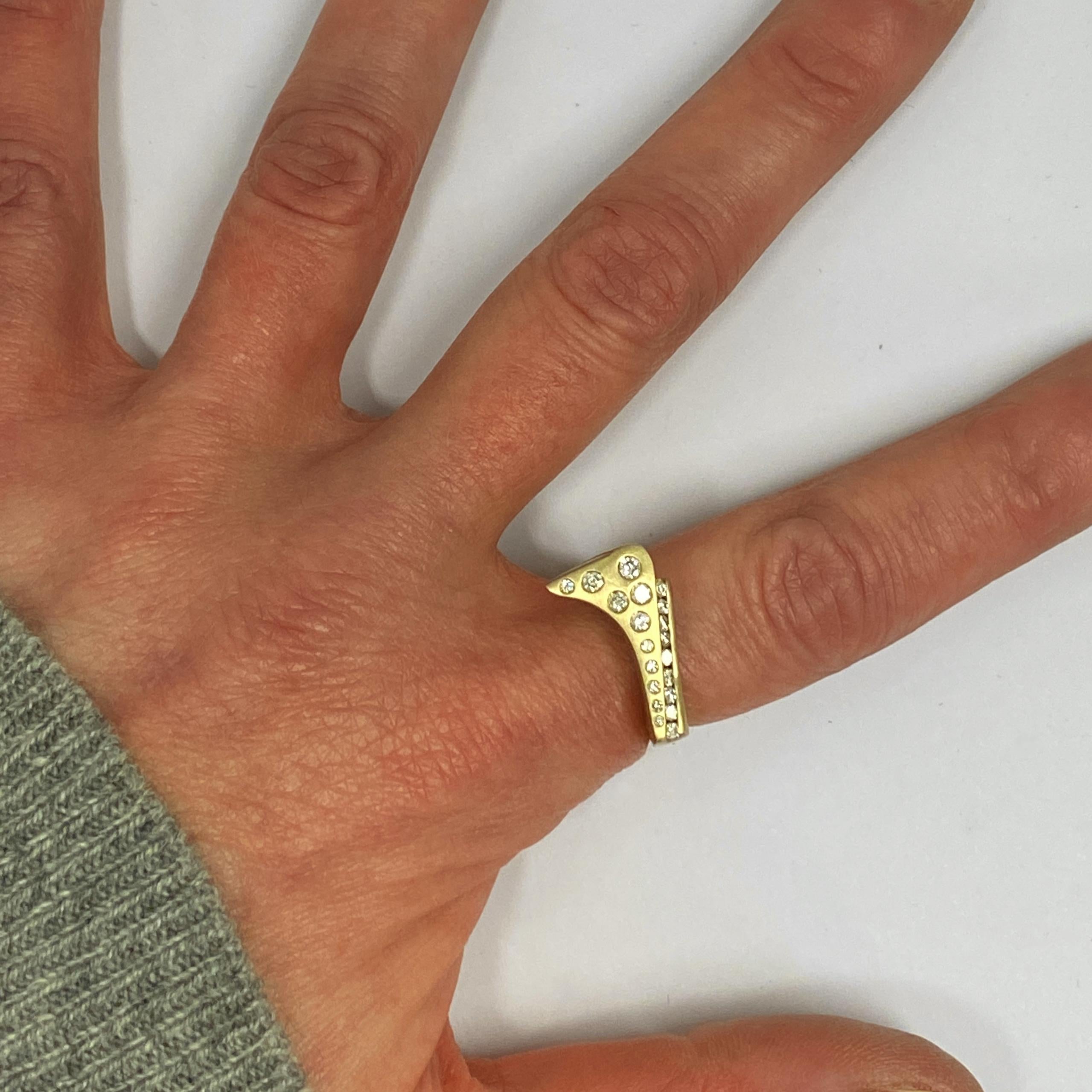 „Quarter Pipe“-Ring aus 18 Karat Gelbgold mit 0,38 Karat Diamanten im Angebot 2