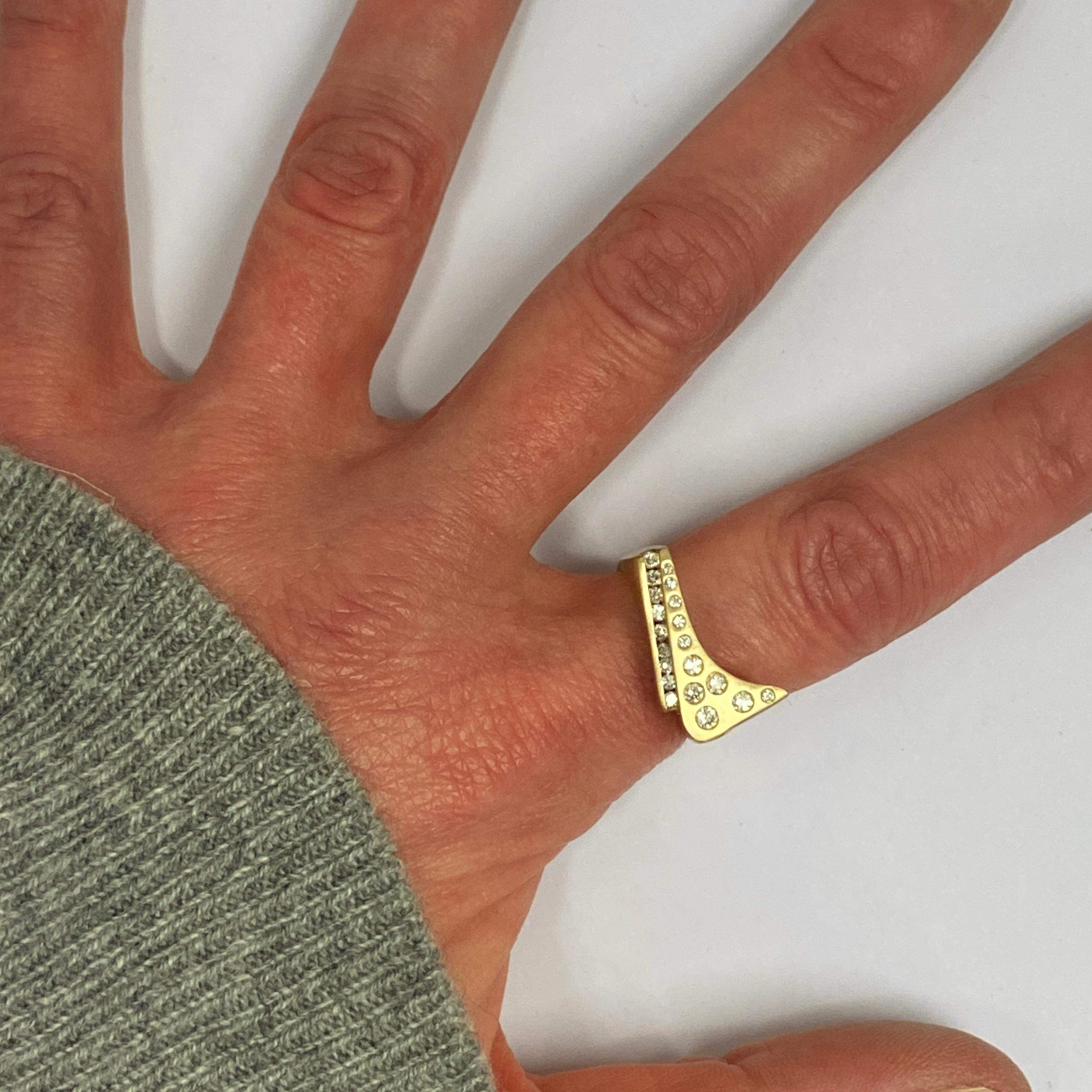 „Quarter Pipe“-Ring aus 18 Karat Gelbgold mit 0,38 Karat Diamanten im Angebot 3