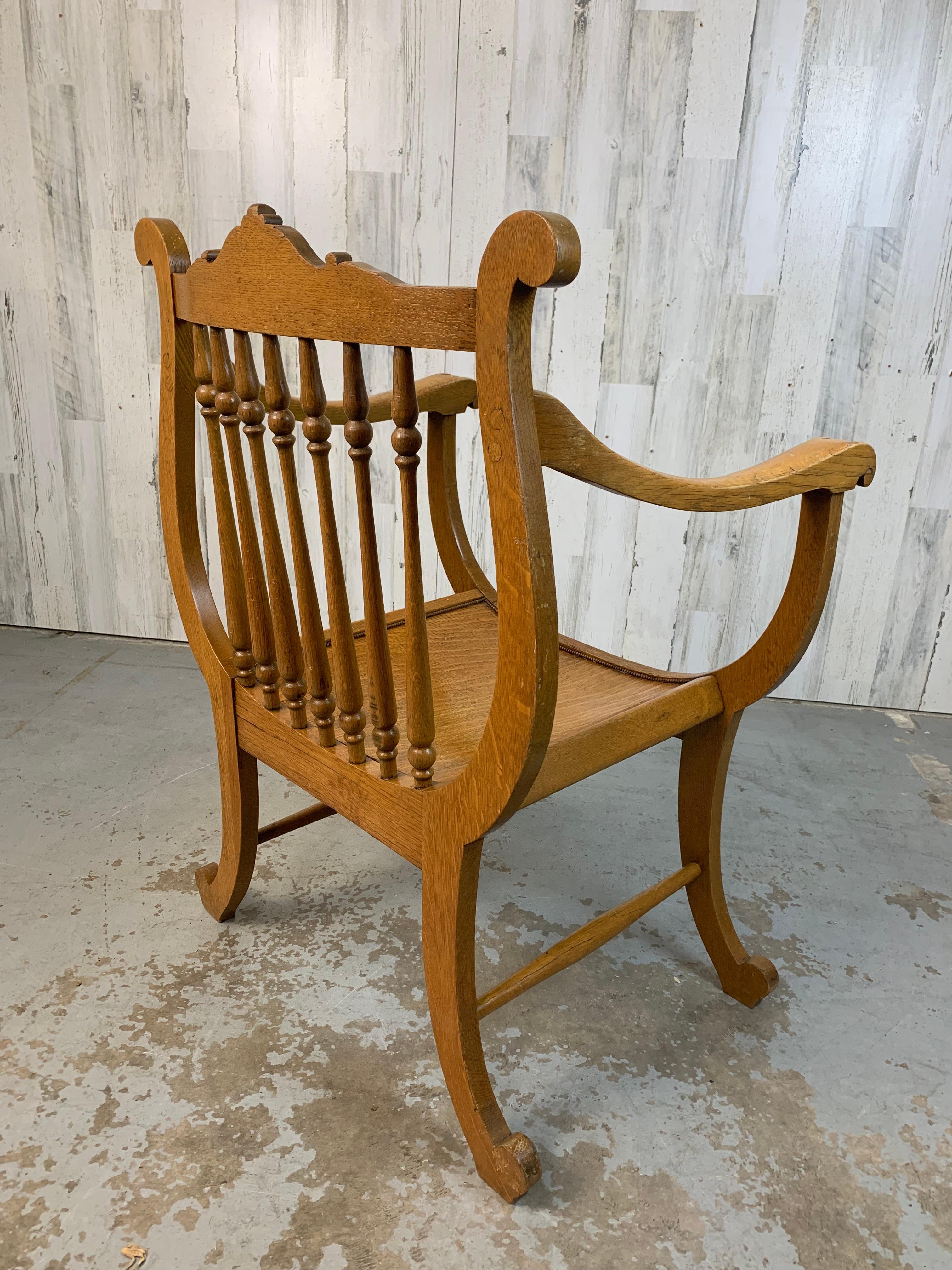Quarter Sawn Oak Dante Chair In Good Condition For Sale In Denton, TX