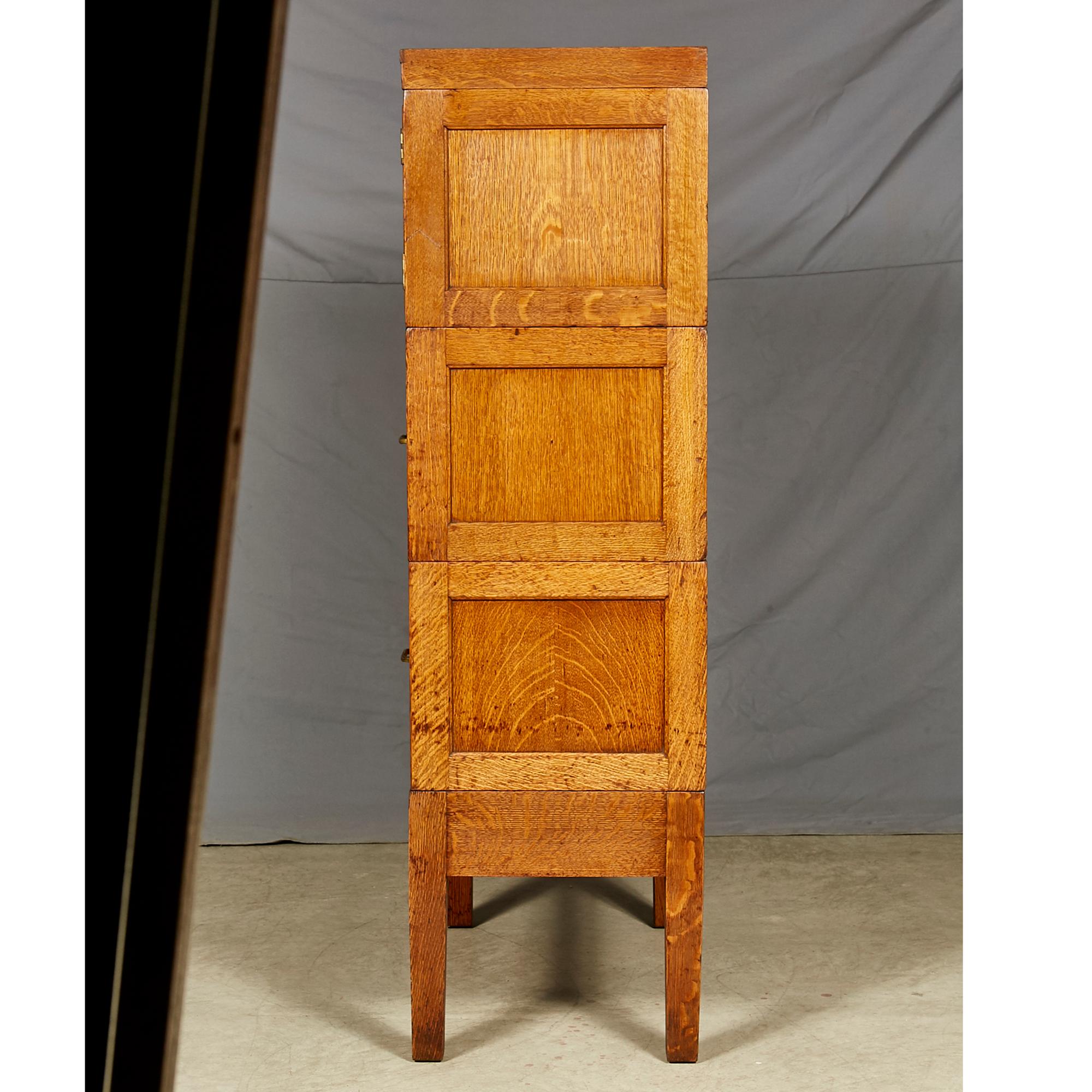Quarter-Sawn Oak Globe File Cabinet In Excellent Condition In Amherst, NH