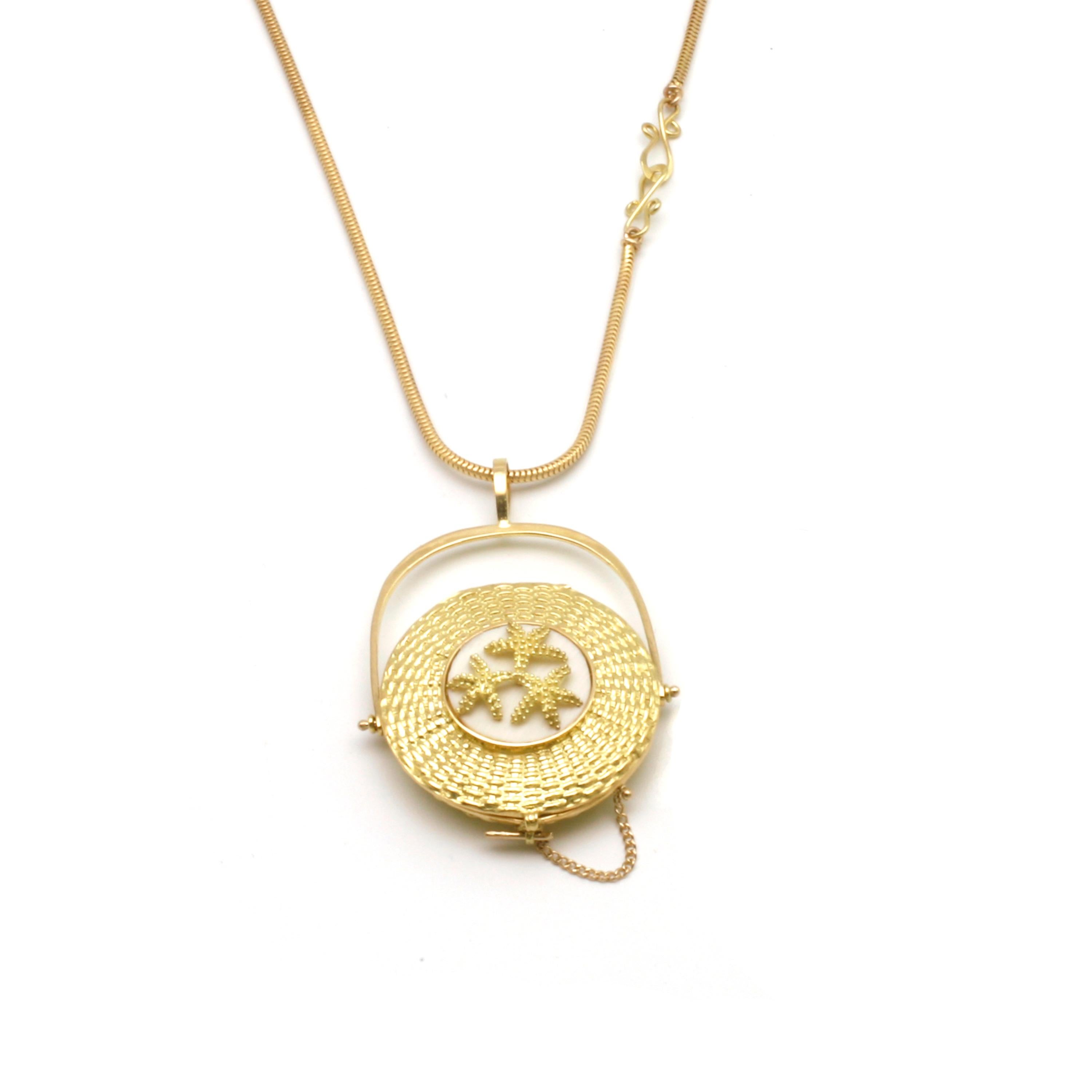 Diana Kim England 18k Nantucket Lightship Basket  Miniature Locket In New Condition For Sale In Red Hook, NY