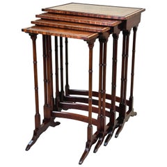 Quartetto Nest Of Four Mahogany Coffee Tables (tables basses en acajou)
