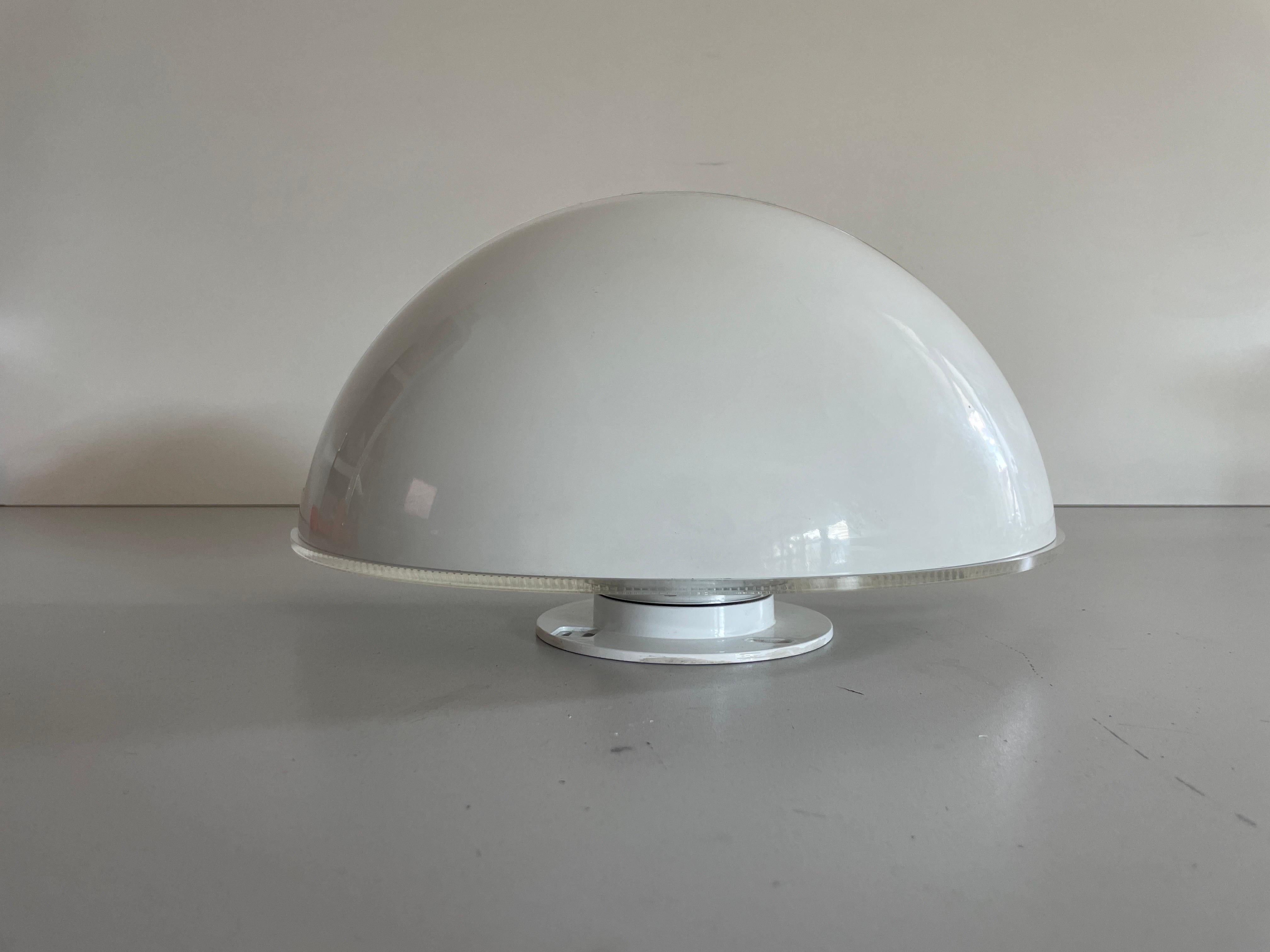 Metà XX secolo Lampada da parete in plexiglass Quarto Model di Flos, anni '60, Italia in vendita