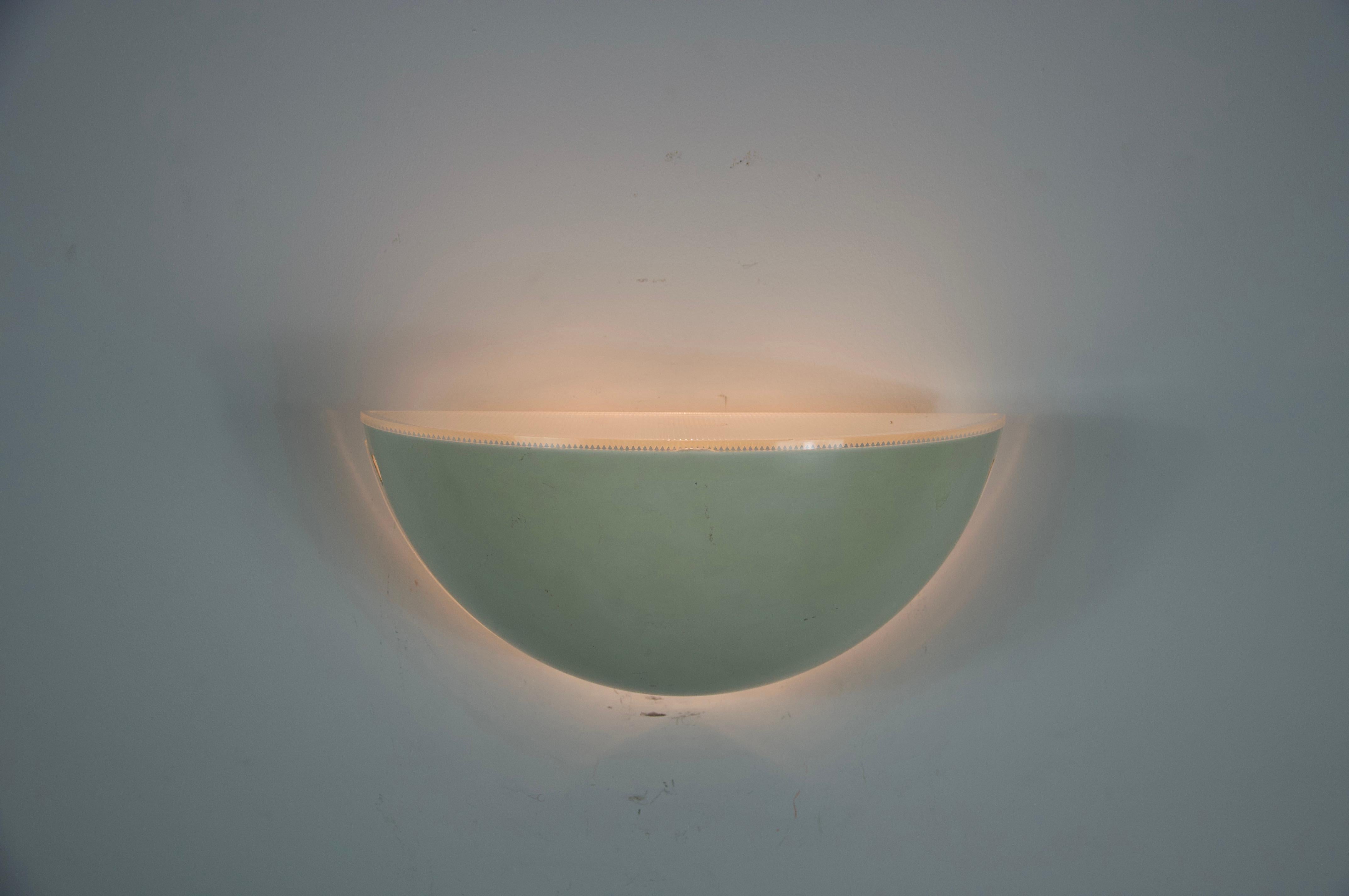 Esta elegante lámpara de pared Quarto fue producida por el famoso fabricante italiano de iluminación Flos en la década de 1970. La lámpara, un buen ejemplo del diseño minimalista italiano, tiene forma de media esfera hecha de suave plexiglás con una