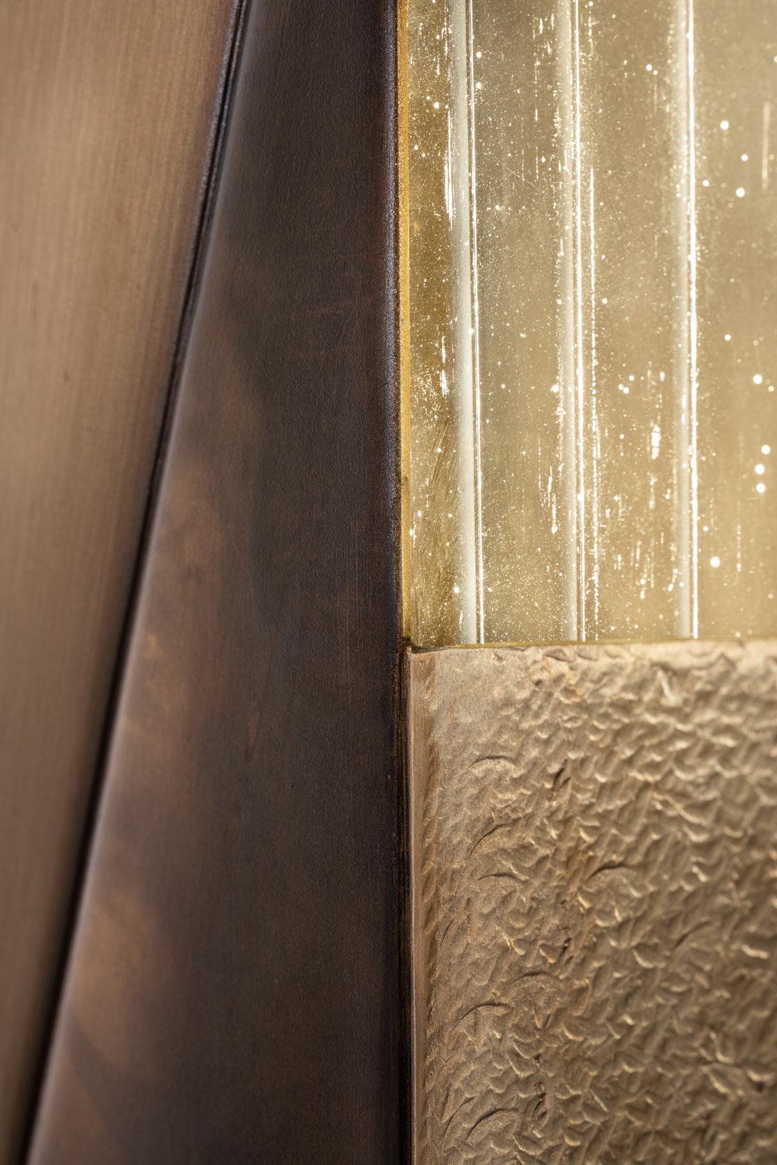Italiano Quarto, lampada da parete in ottone e vetro in vendita