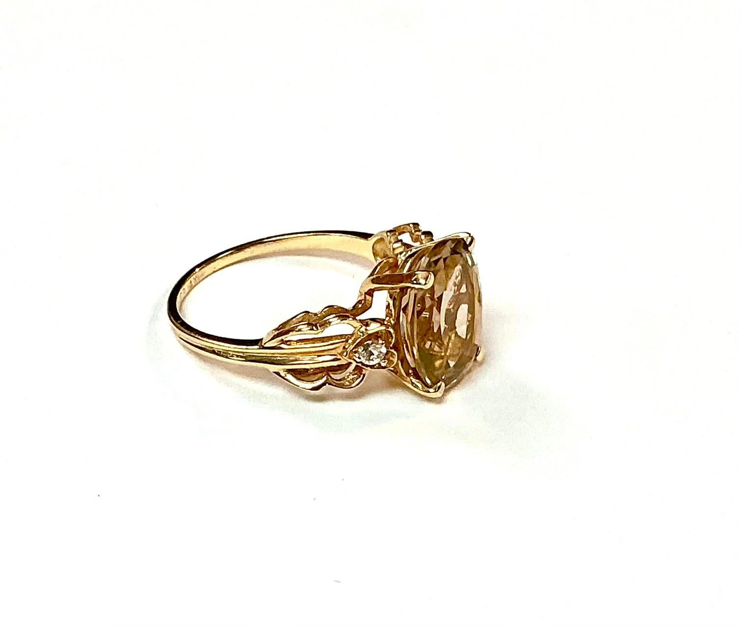 Taille ovale Bague en or jaune 14 carats avec quartz et diamants en vente