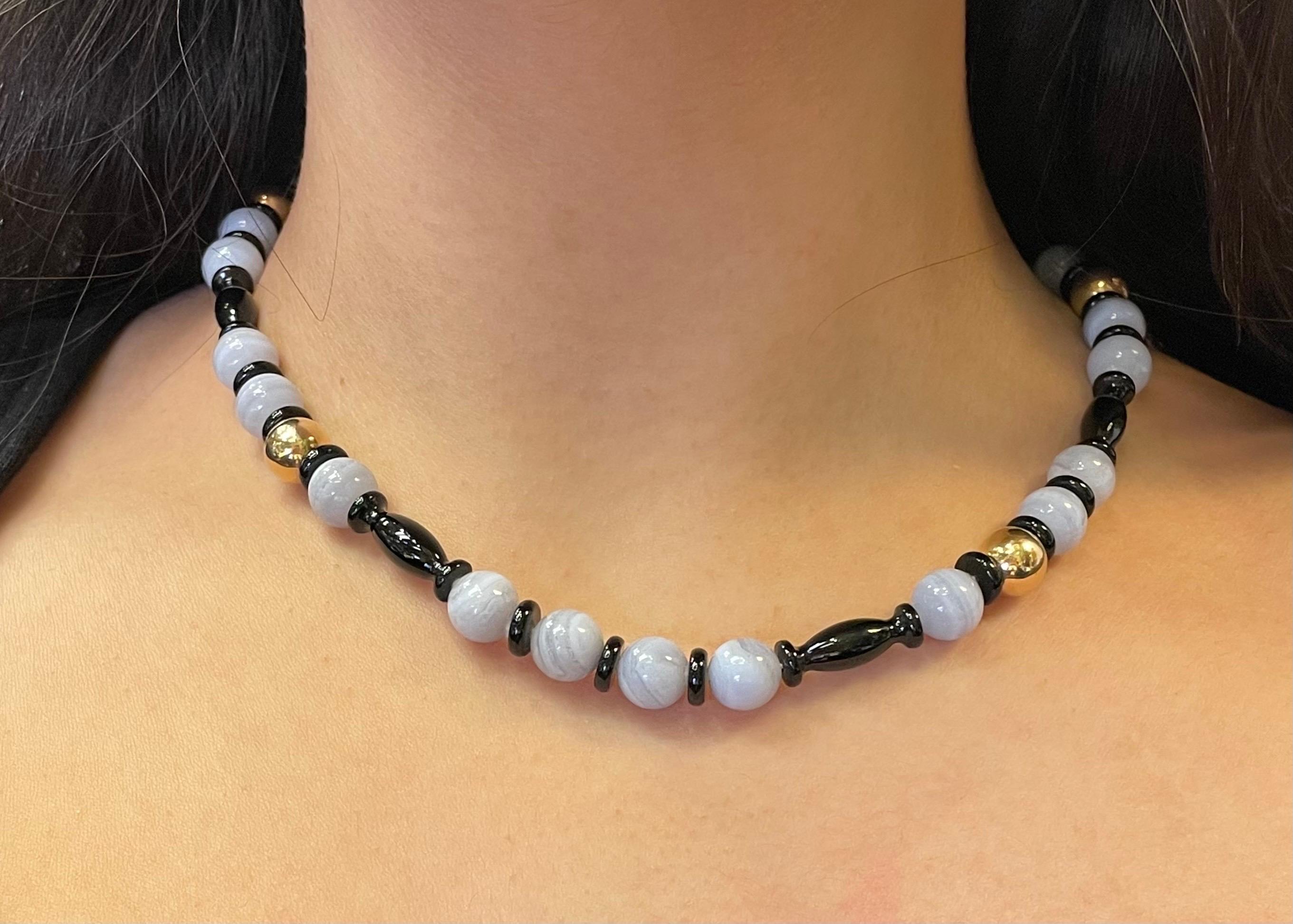 Collana di quarzo e onice con perline 

Una collana con perle di quarzo, onice nera e rondelle d'oro. 

Lunghezza approssimativa: 18 pollici
Dimensioni della perla di quarzo: circa 10 mm 
Tipo di metallo: Oro giallo 14 carati
