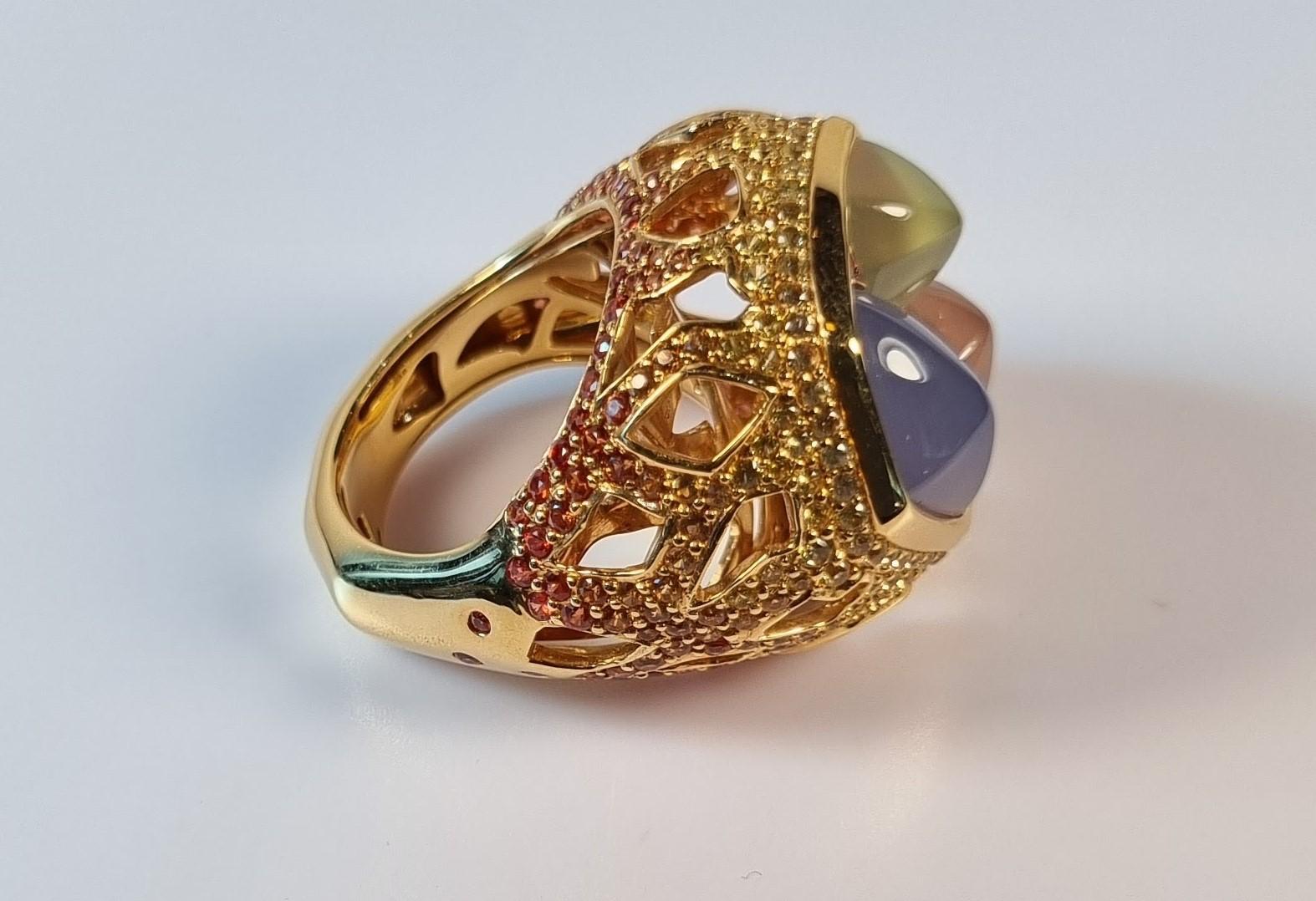 Contemporary Quartz Calcedony and Yellow Sapphires in 18k Yellow Gold Ring For Sale