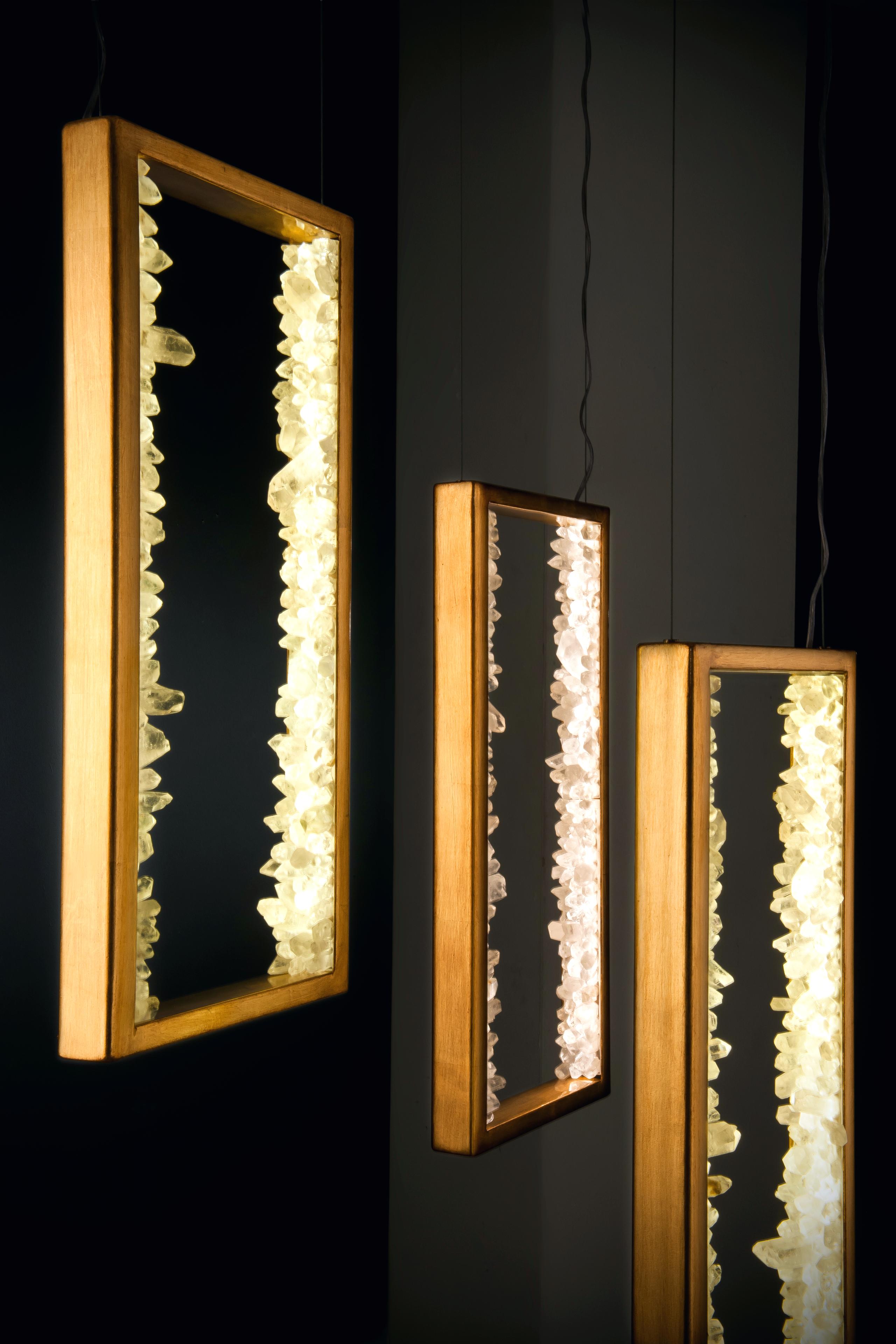 Lampada a sospensione Quartz di Aver 
Dimensioni: 30 x 5 x 64 cm
Materiali: quarzo bianco, foglia d'argento, foglia d'oro, foglia d'ottone, foglia di rame, foglia d'oro rosa.
Lampo: 01 x LED 20W 1600LM

Creato da Waldir Junior.