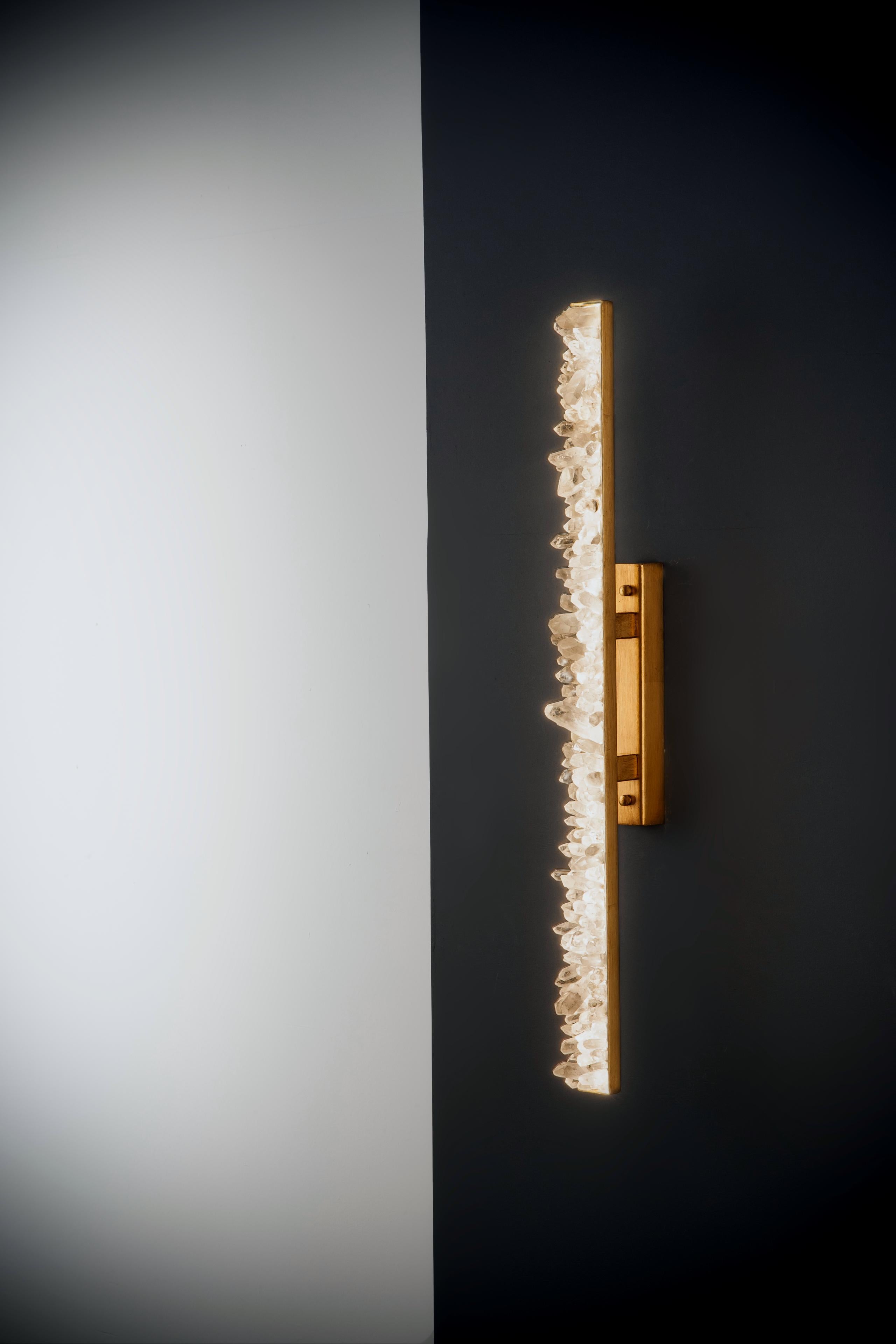 Lámpara de pared Quartz de Aver
Dimensiones: 10 x 10 x 90 cm
Materiales: Cuarzo blanco, pan de plata, pan de oro, pan de latón, pan de cobre, pan de oro rosa.
Iluminación: 01 x LED 15W 1200LM

Diseñado por Waldir Junior.