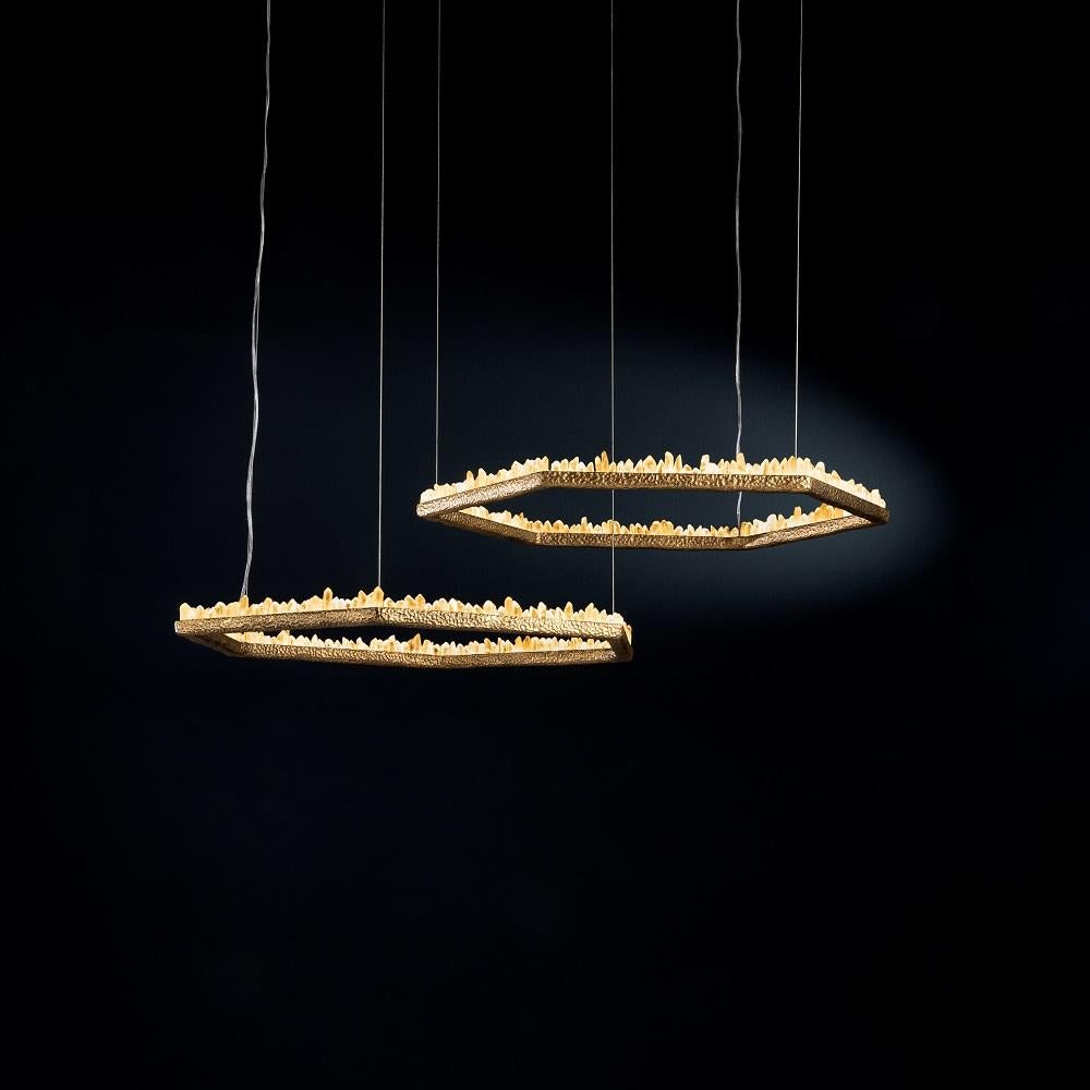 Lampada a sospensione Quartz II di Aver
Dimensioni: L. 78 x P. 70 x H. 6 cm
Materiali: Rocce naturali, cristalli tagliati di alta qualità, catene per gioielli, vetro soffiato a mano, altro.
Disponibile anche in: Nero opaco, Argento rustico, Grafite