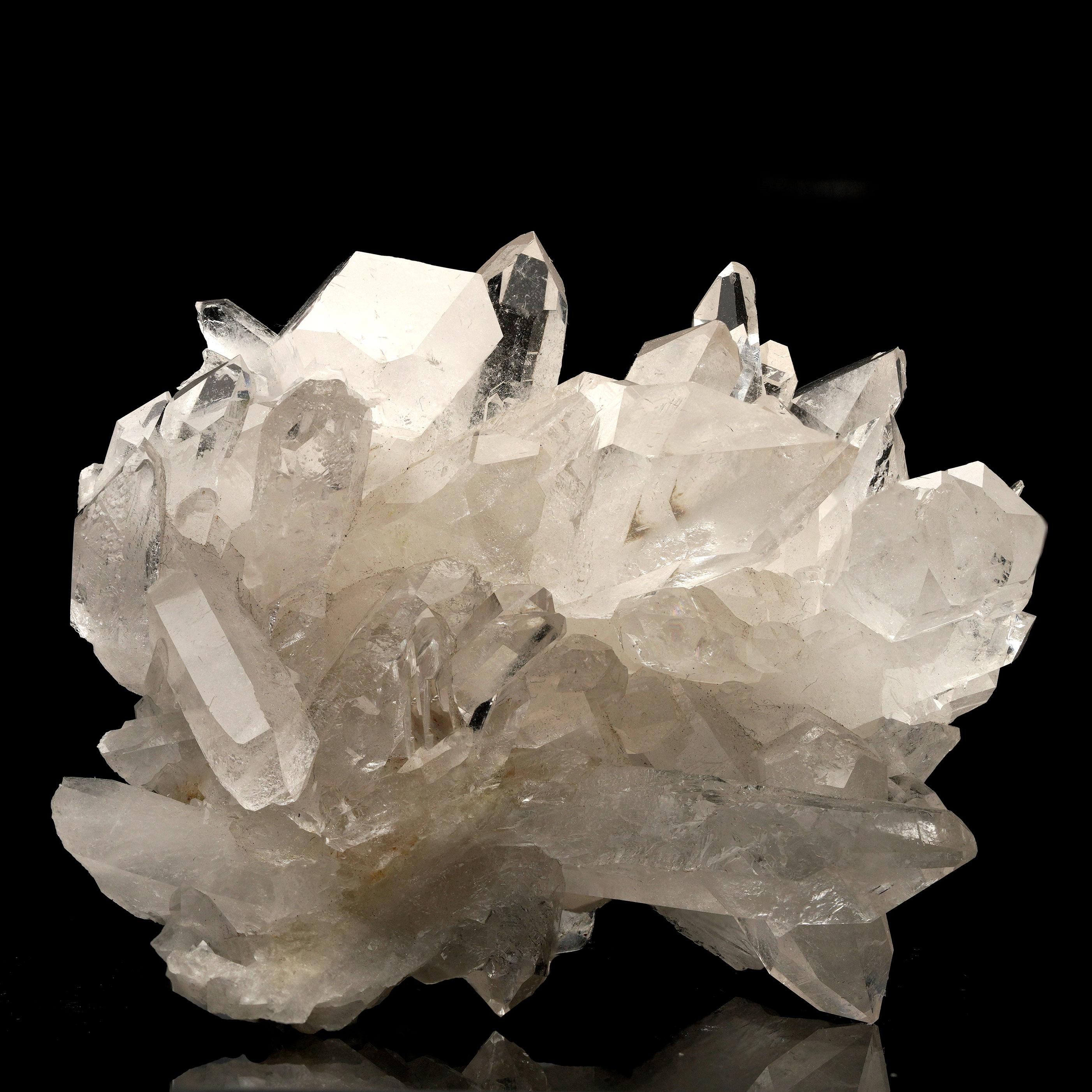 Questo affascinante cluster di quarzo proveniente dal Brasile mostra splendide formazioni di cristalli naturali, eleganti e accattivanti. Conosciuto per la sua potente energia e purezza, il quarzo è un must per ogni appassionato o collezionista di