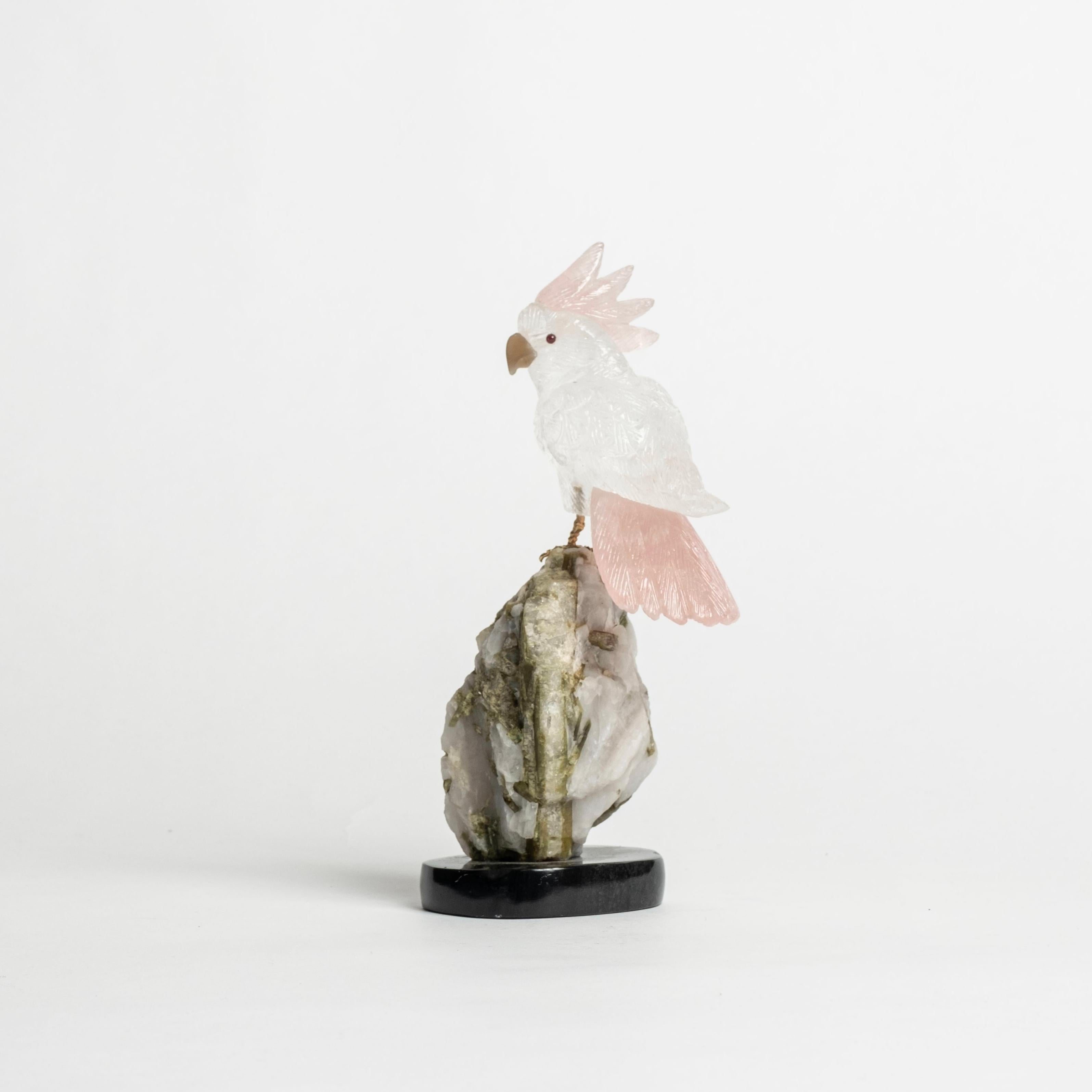 Cacatúa de cuarzo sobre granito blanco y turmalina 2481 Brasileño en venta