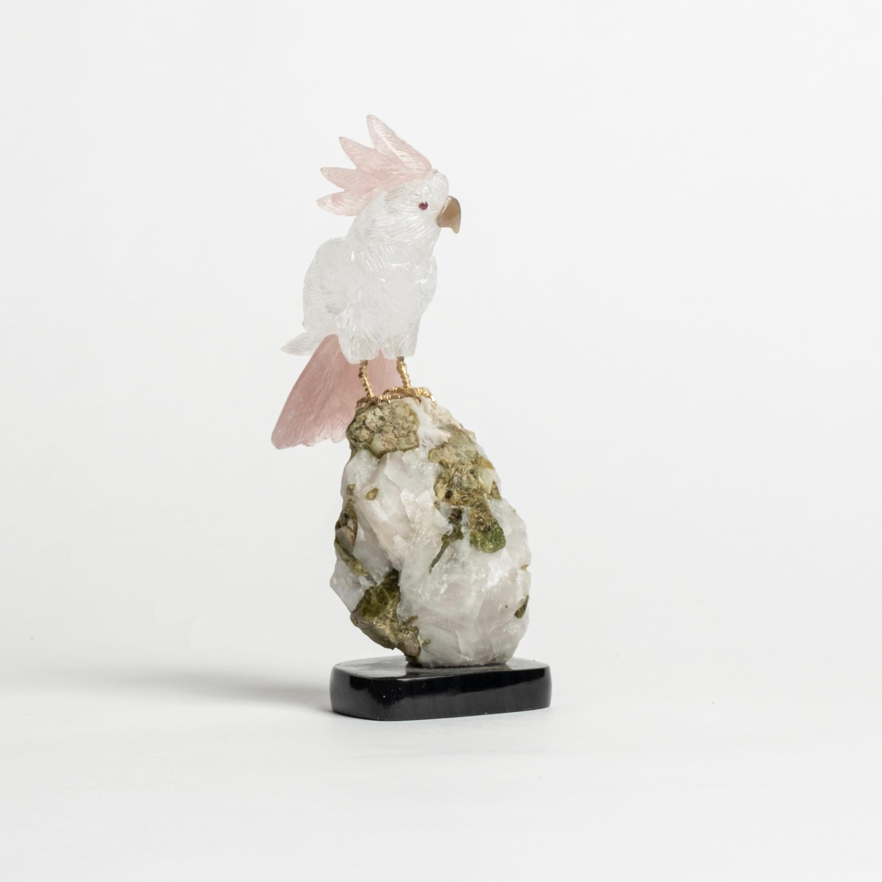 Cacatúa de cuarzo sobre granito blanco y turmalina 2481 Siglo XXI y contemporáneo en venta