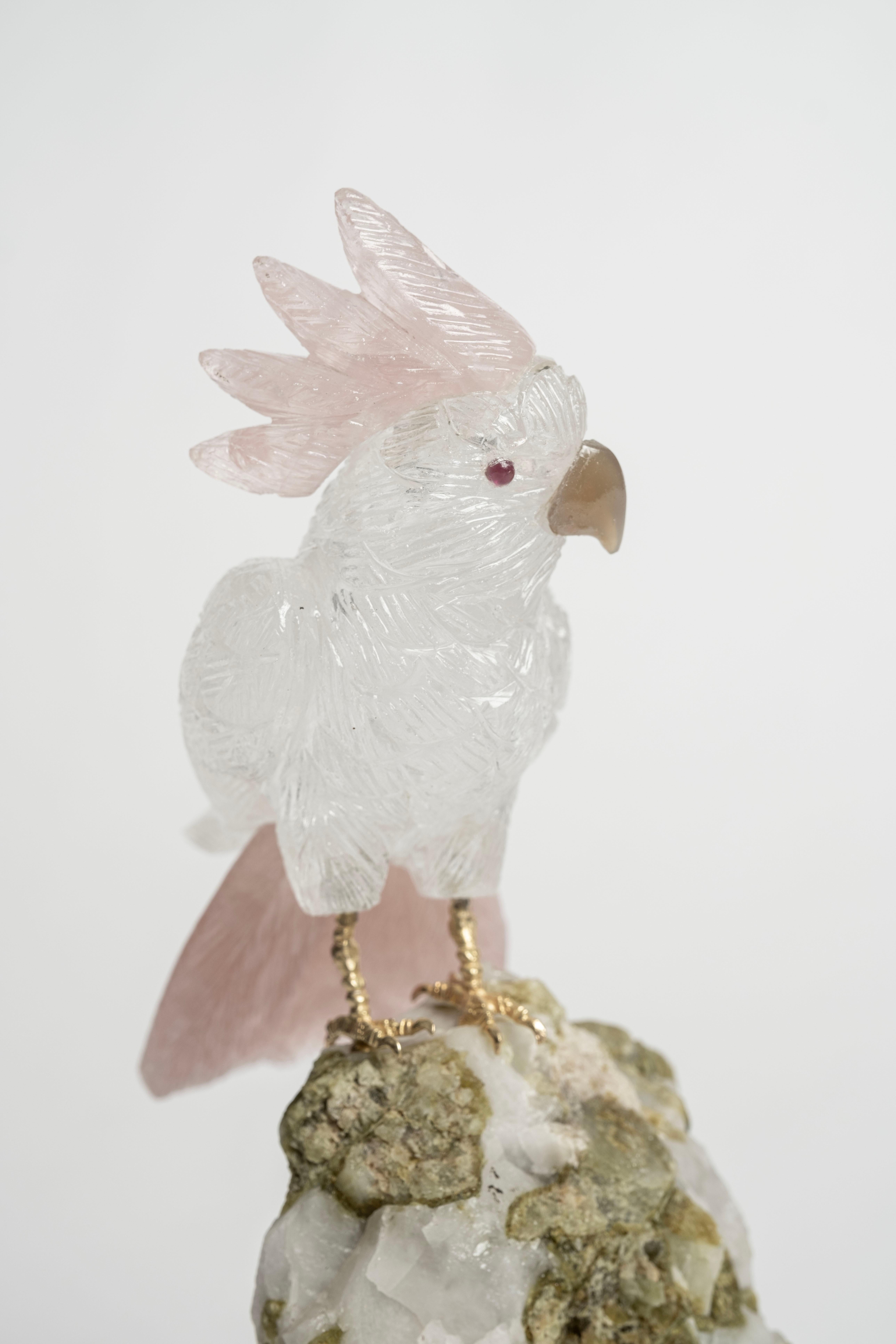 Cacatúa de cuarzo sobre granito blanco y turmalina 2481 Cuarzo en venta