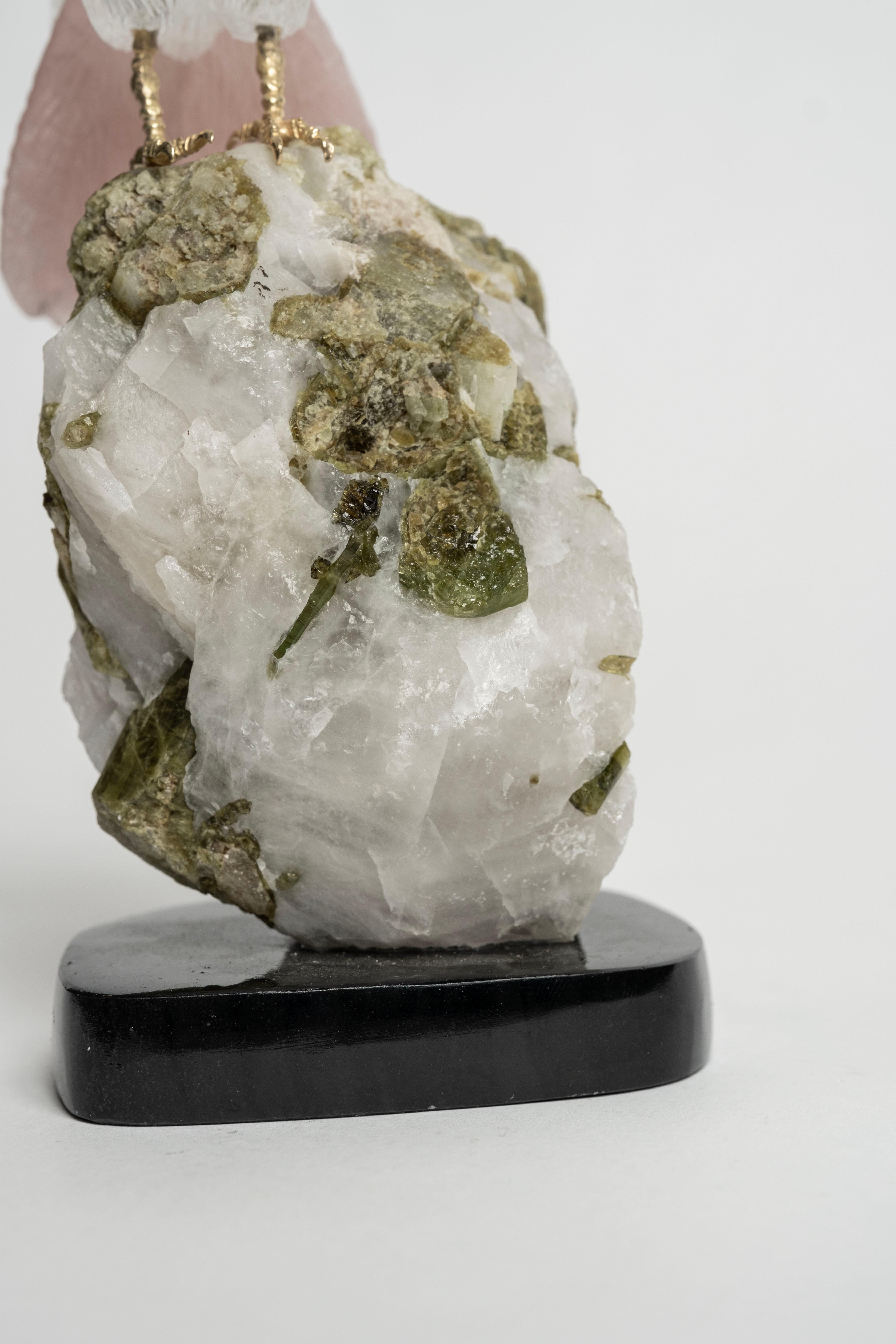 Cacatúa de cuarzo sobre granito blanco y turmalina 2481 en venta 1