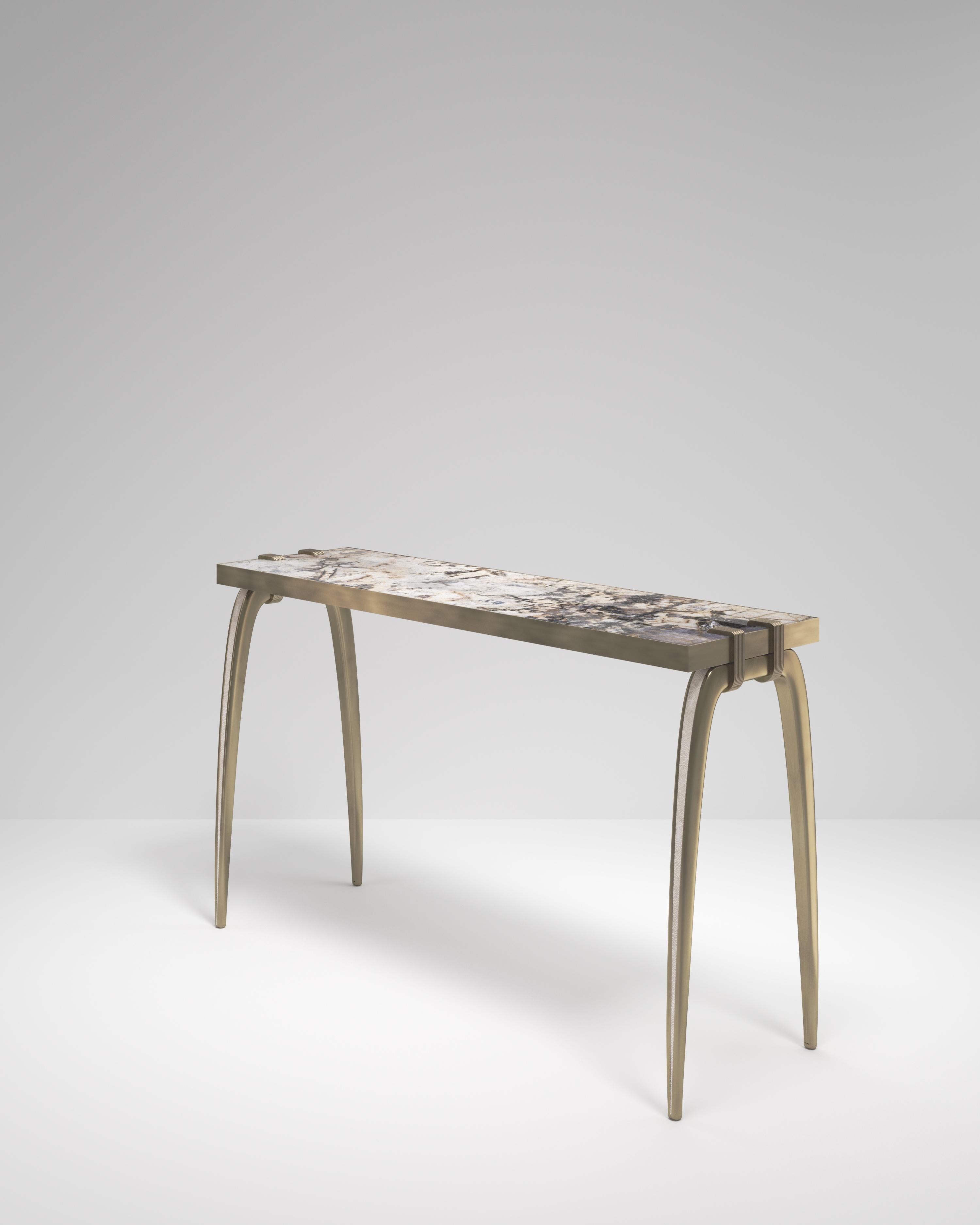 Table console en quartz avec détails en laiton Patina par R&Y Augousti Neuf - En vente à New York, NY