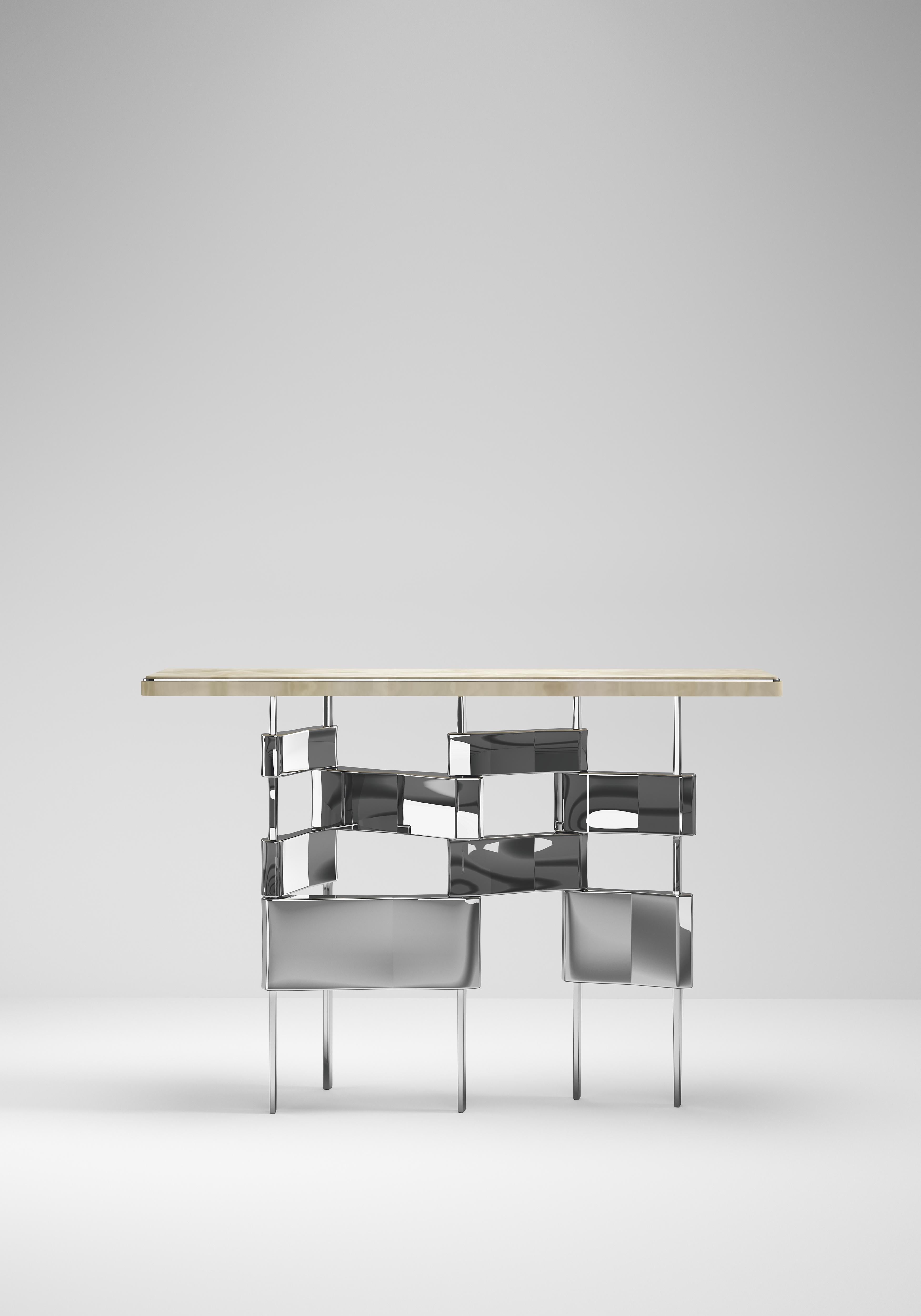 La table console Metropolis de Kifu Paris est un design dramatique et sculptural qui démontre l'incroyable et caractéristique travail artisanal de ses gènes d'Augousti. La base en acier inoxydable poli de la console s'inspire conceptuellement de la