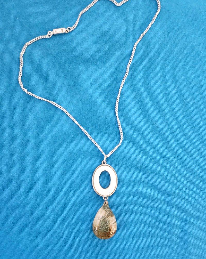 Collar Colgante Ovalado Abierto de Cristal de Cuarzo y Esmalte/Lucita en venta 4