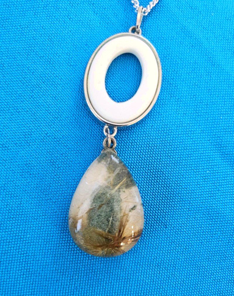 Collar Colgante Ovalado Abierto de Cristal de Cuarzo y Esmalte/Lucita Moderno de mediados de siglo en venta