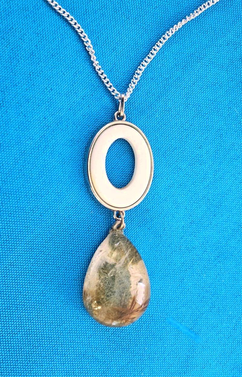 Collar Colgante Ovalado Abierto de Cristal de Cuarzo y Esmalte/Lucita Desconocido en venta