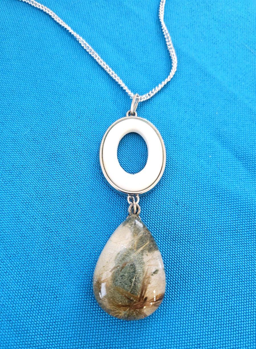 Collar Colgante Ovalado Abierto de Cristal de Cuarzo y Esmalte/Lucita Otro en venta