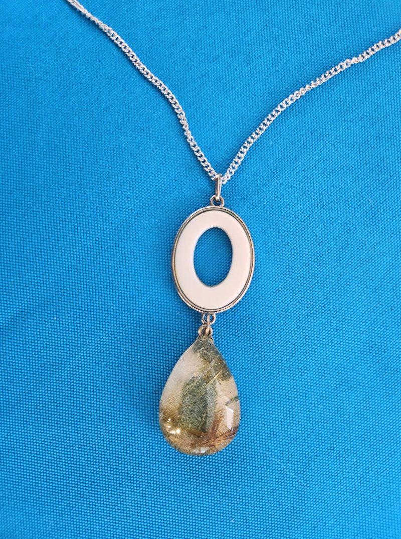 Collar Colgante Ovalado Abierto de Cristal de Cuarzo y Esmalte/Lucita en Bueno estado para la venta en Warrenton, OR